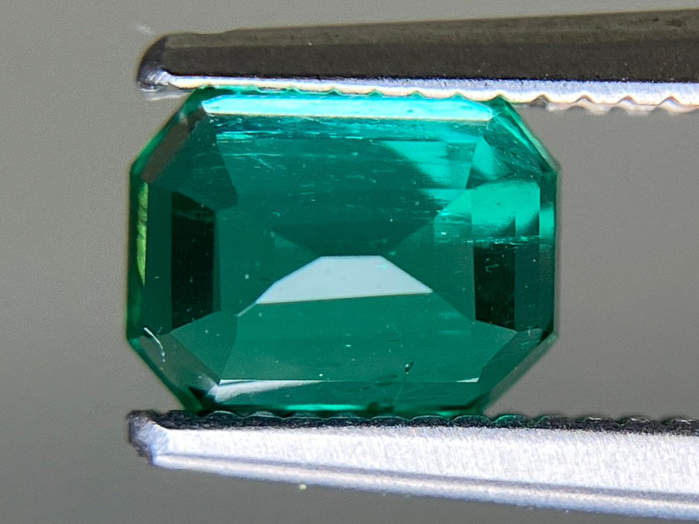エメラルド 天然  0.927ct  中央宝石ソーティング付き  6.41㎜×4.79㎜×3.82㎜  ルース（ 裸石 ） 5992YY