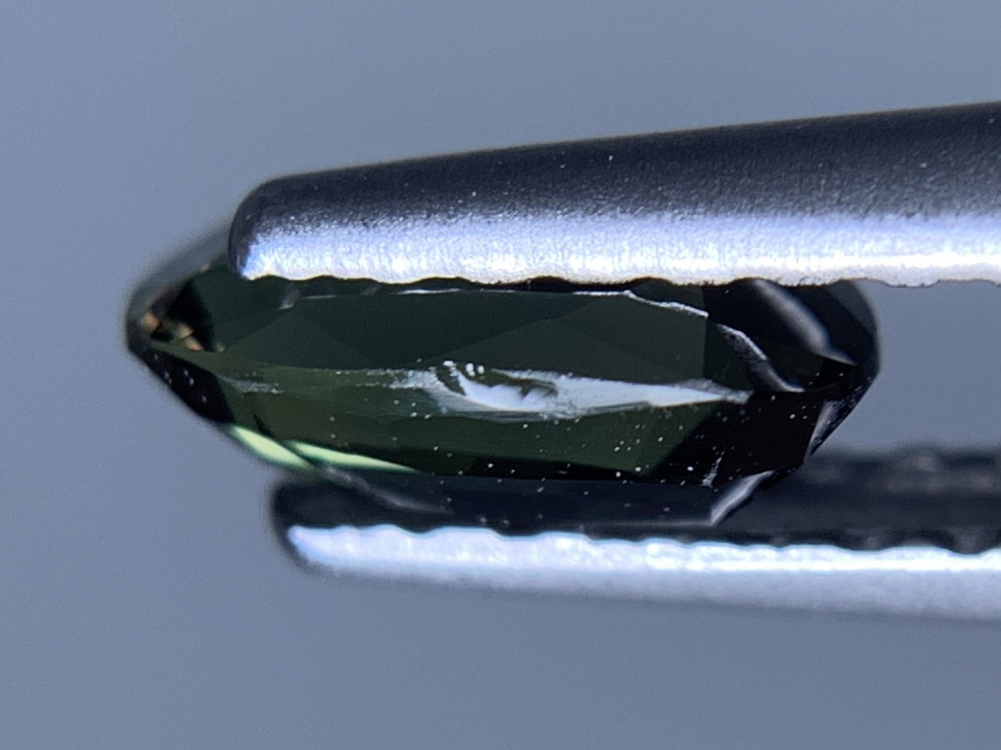 アレキサンドライト 天然 0.532ct 宝石ソーティング付き 6.6㎜×3.2㎜×2.5㎜ ルース（ 裸石 ） 6573Y