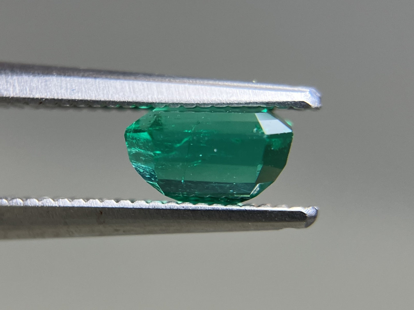 エメラルド 天然  0.927ct  中央宝石ソーティング付き  6.41㎜×4.79㎜×3.82㎜  ルース（ 裸石 ） 5992YY