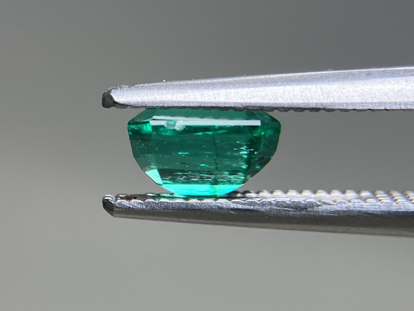 エメラルド 天然  0.927ct  中央宝石ソーティング付き  6.41㎜×4.79㎜×3.82㎜  ルース（ 裸石 ） 5992YY