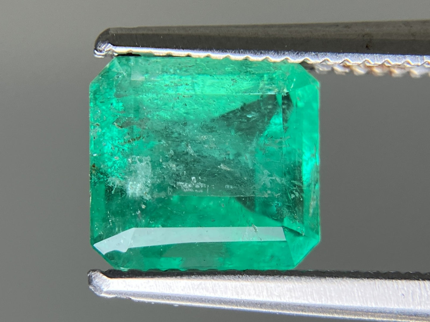 エメラルド 天然 1.522ct 中央宝石ソーティング付き 7.28㎜×6.76㎜×4.60㎜ ルース（ 裸石 ） 5986YY