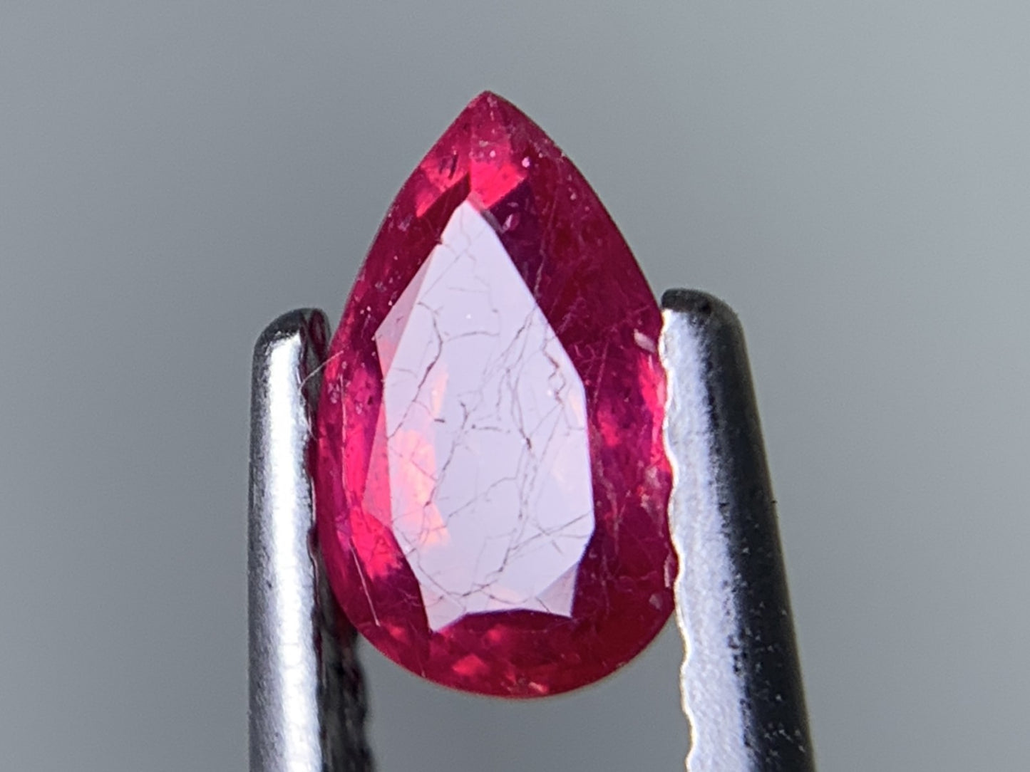 ルビー 天然 0.618ct 宝石ソーティング付き 6.1㎜×4.1㎜×2.7㎜ ルース（ 裸石 ） 8013Y