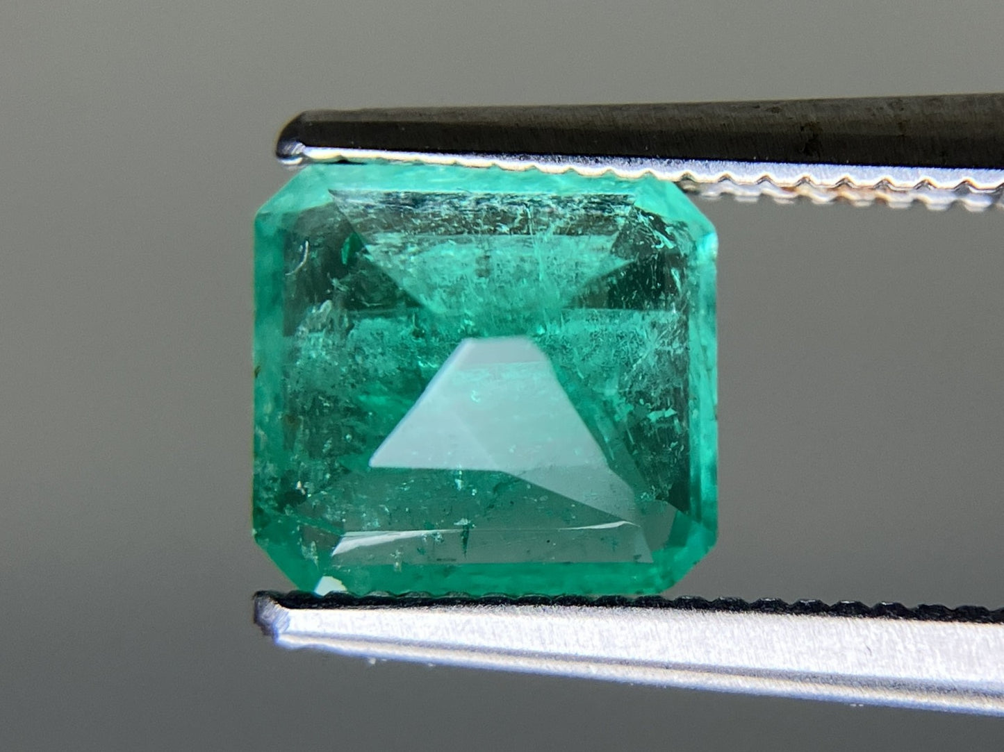 エメラルド 天然 1.522ct 中央宝石ソーティング付き 7.28㎜×6.76㎜×4.60㎜ ルース（ 裸石 ） 5986YY