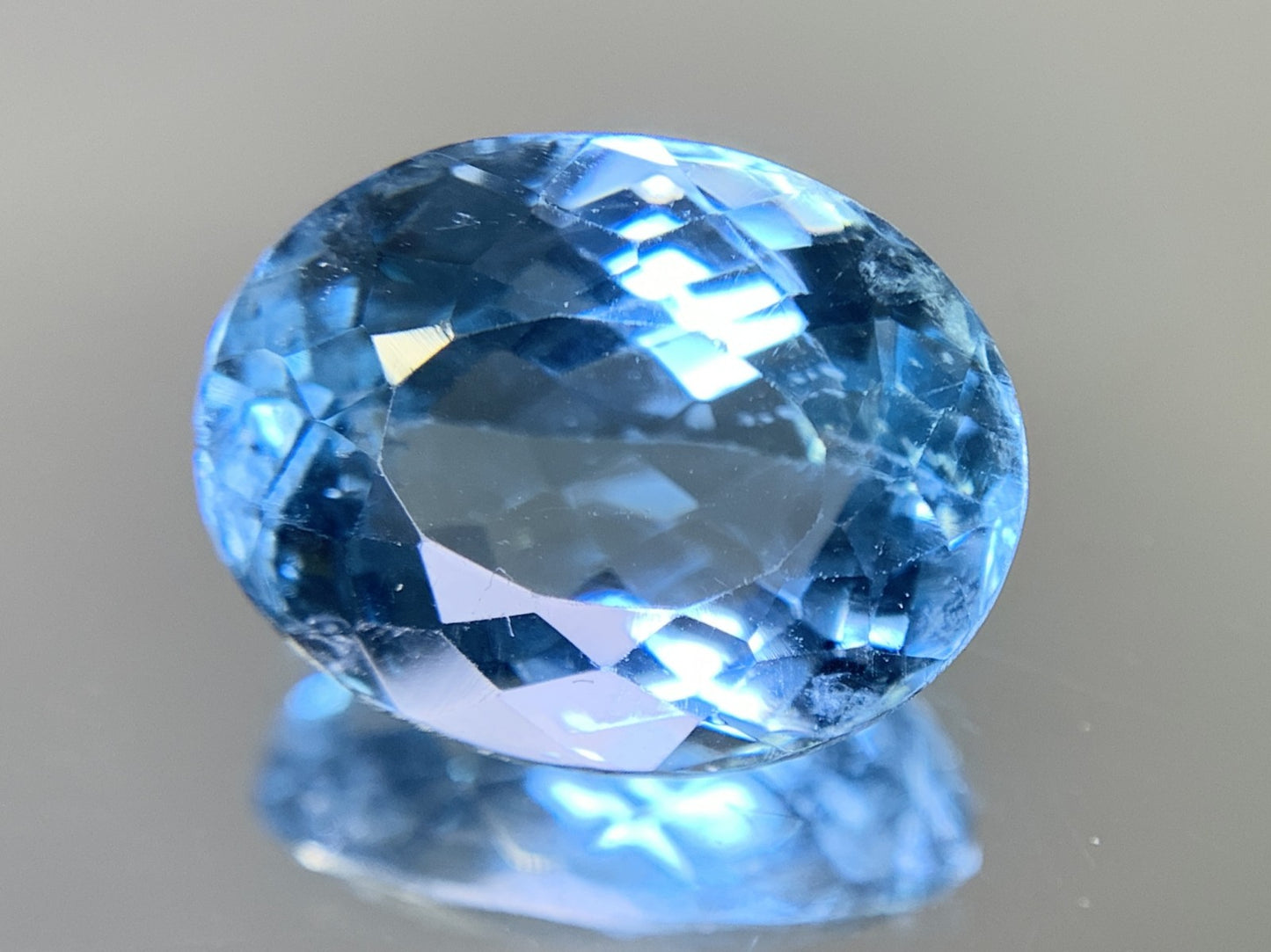 ブルートパーズ 9.400ct  宝石ソーティング付き  13.8㎜×10.8㎜×7.6㎜  ルース（ 裸石 ） 4141Y