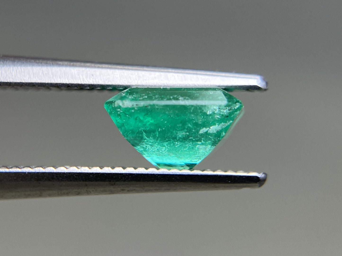 エメラルド 天然 1.522ct 中央宝石ソーティング付き 7.28㎜×6.76㎜×4.60㎜ ルース（ 裸石 ） 5986YY