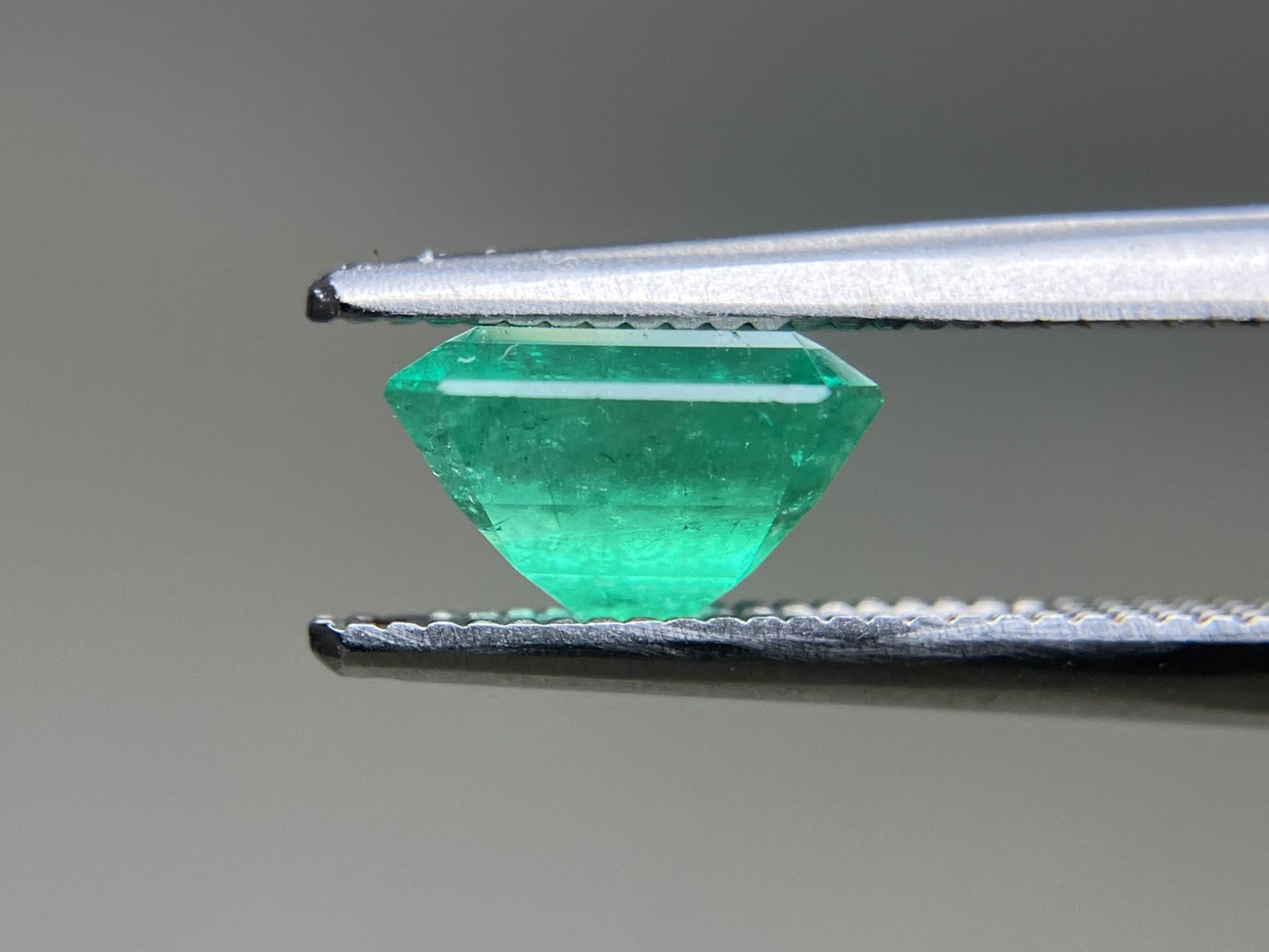 エメラルド 天然 1.522ct 中央宝石ソーティング付き 7.28㎜×6.76㎜×4.60㎜ ルース（ 裸石 ） 5986YY