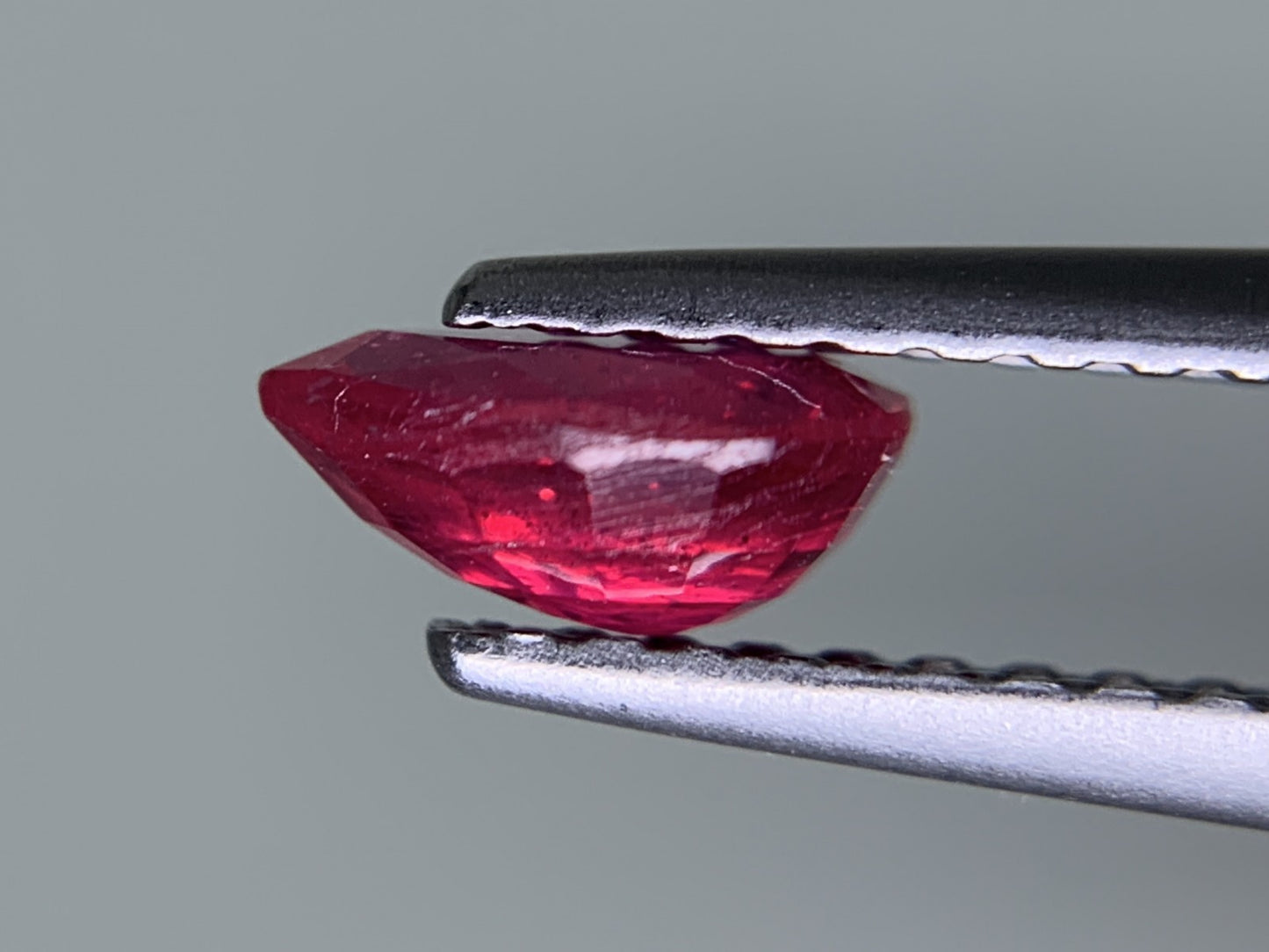 ルビー 天然 0.618ct 宝石ソーティング付き 6.1㎜×4.1㎜×2.7㎜ ルース（ 裸石 ） 8013Y