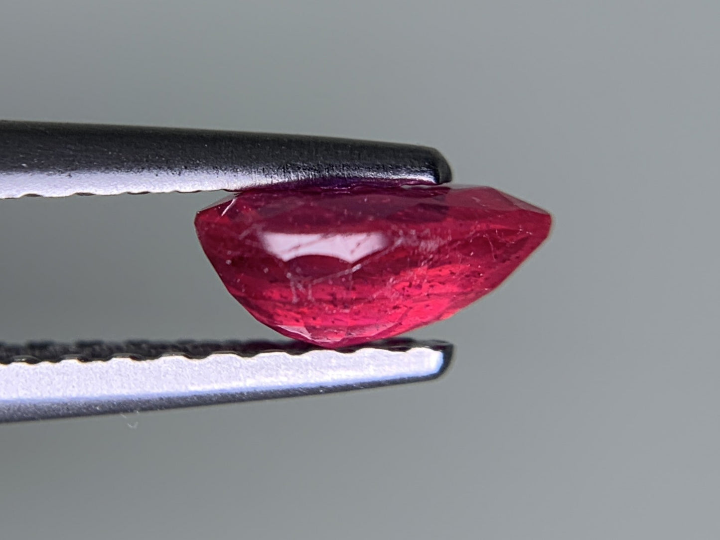 ルビー 天然 0.618ct 宝石ソーティング付き 6.1㎜×4.1㎜×2.7㎜ ルース（ 裸石 ） 8013Y