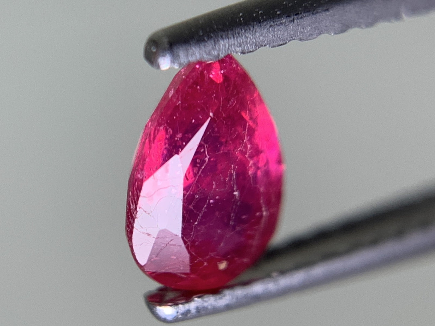 ルビー 天然 0.618ct 宝石ソーティング付き 6.1㎜×4.1㎜×2.7㎜ ルース（ 裸石 ） 8013Y