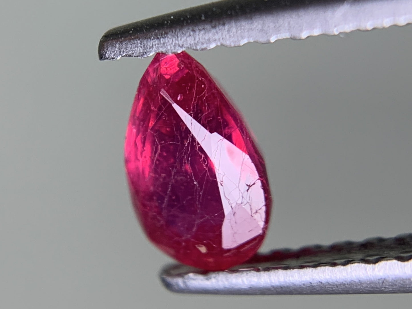 ルビー 天然 0.618ct 宝石ソーティング付き 6.1㎜×4.1㎜×2.7㎜ ルース（ 裸石 ） 8013Y