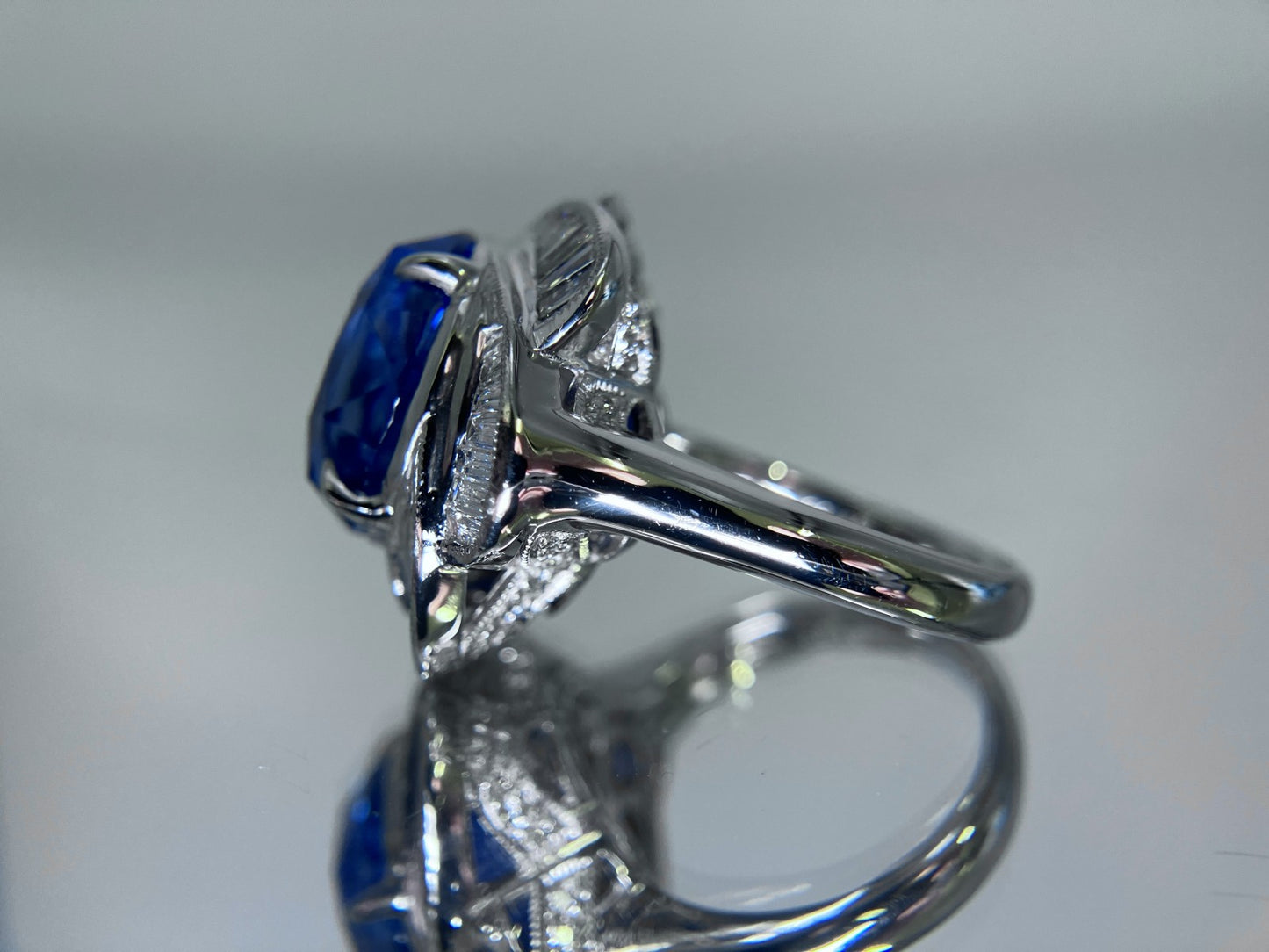 サファイア 非加熱 コンフラワーブルーマダガスカル産 S10.66ct AIGS鑑別書付き  リング（指輪） D1.35ct PT900 17.0g 2950S