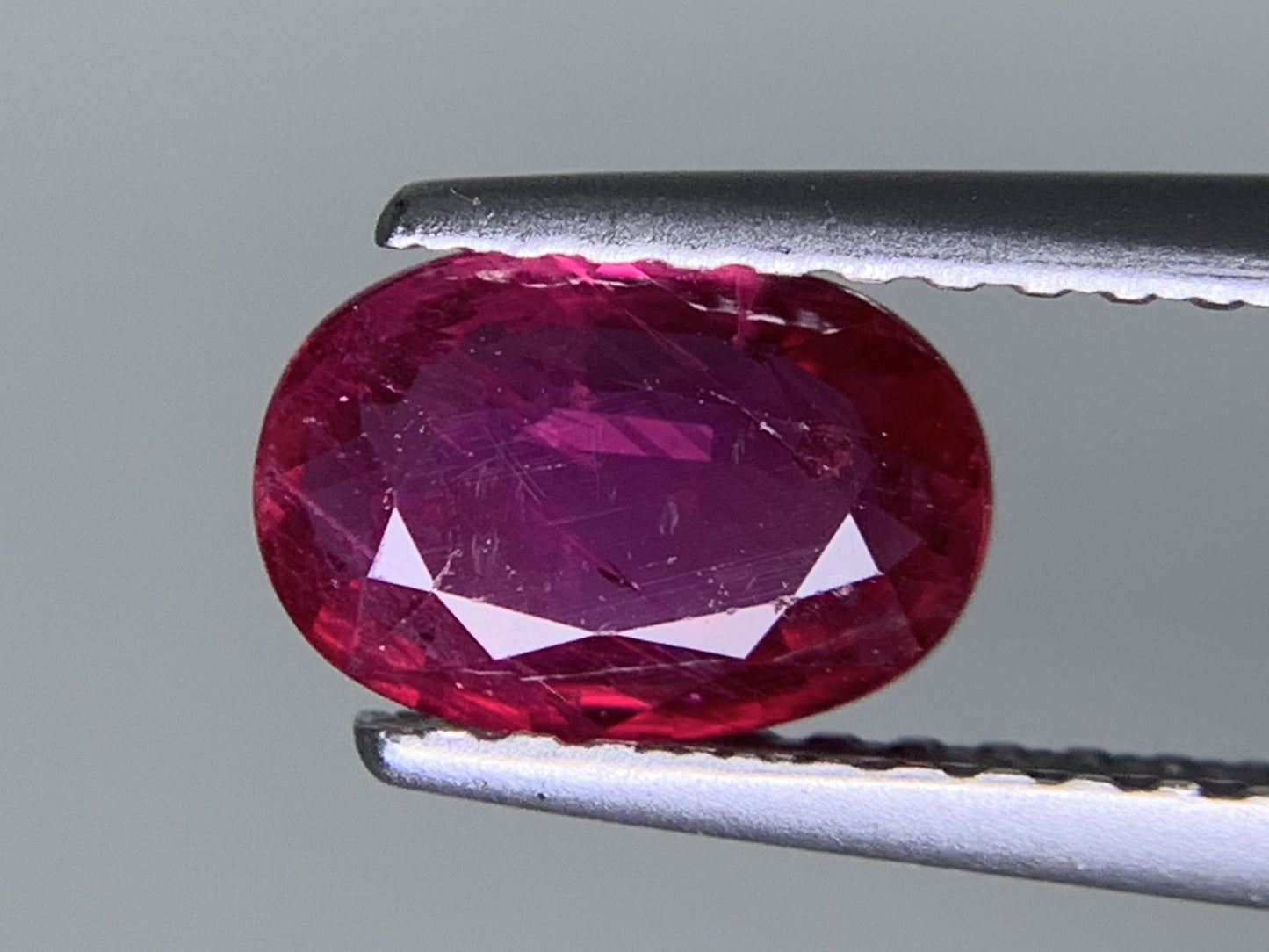 ルビー 天然 0.865ct 宝石ソーティング付き 7.3㎜×5.1㎜×2.2㎜ ルース（ 裸石 ） 7992Y