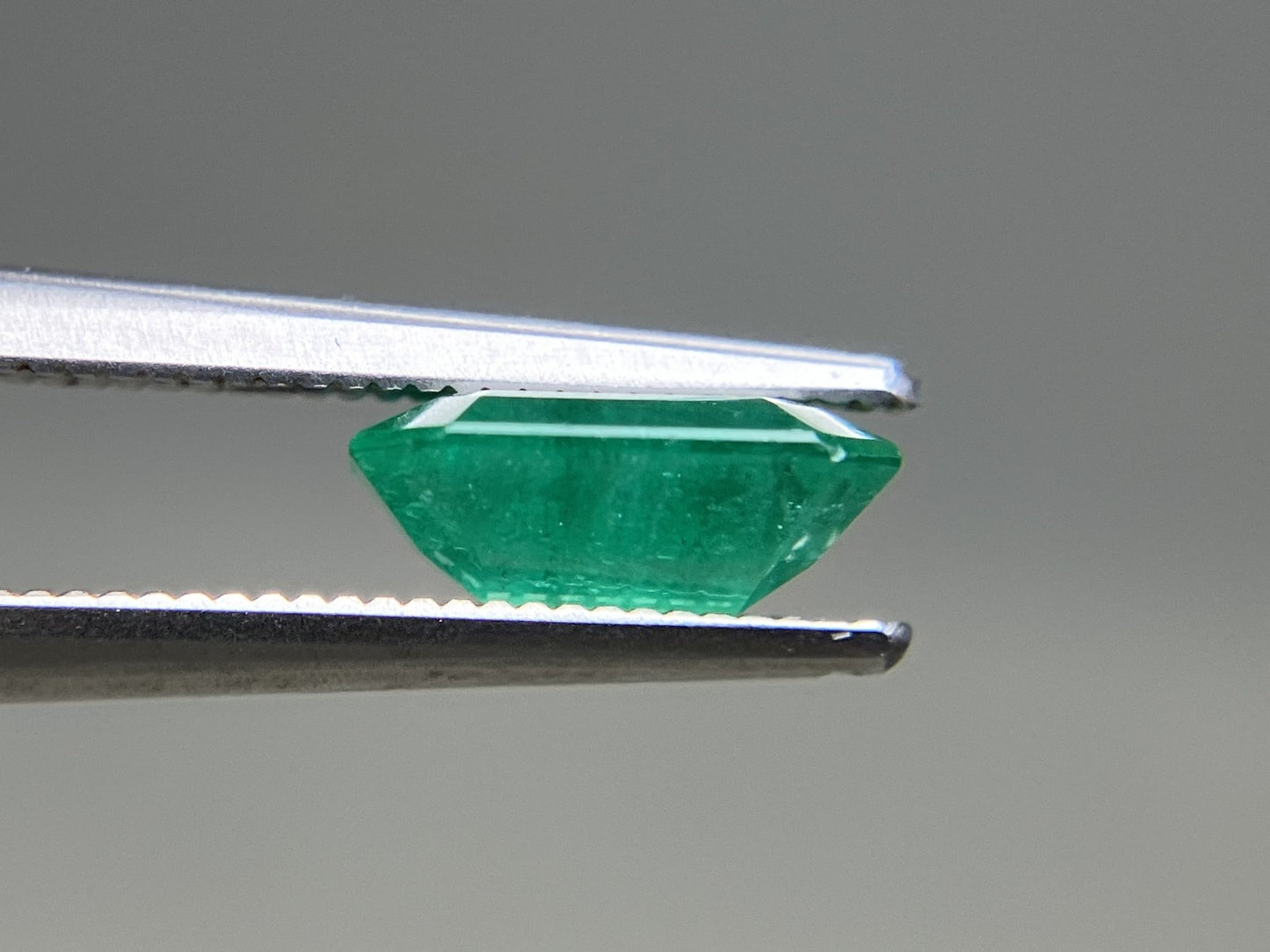 エメラルド 天然  1.710ct  中央宝石ソーティング付き  8.76㎜×7.60㎜×3.61㎜  ルース（ 裸石 ） 6015YY