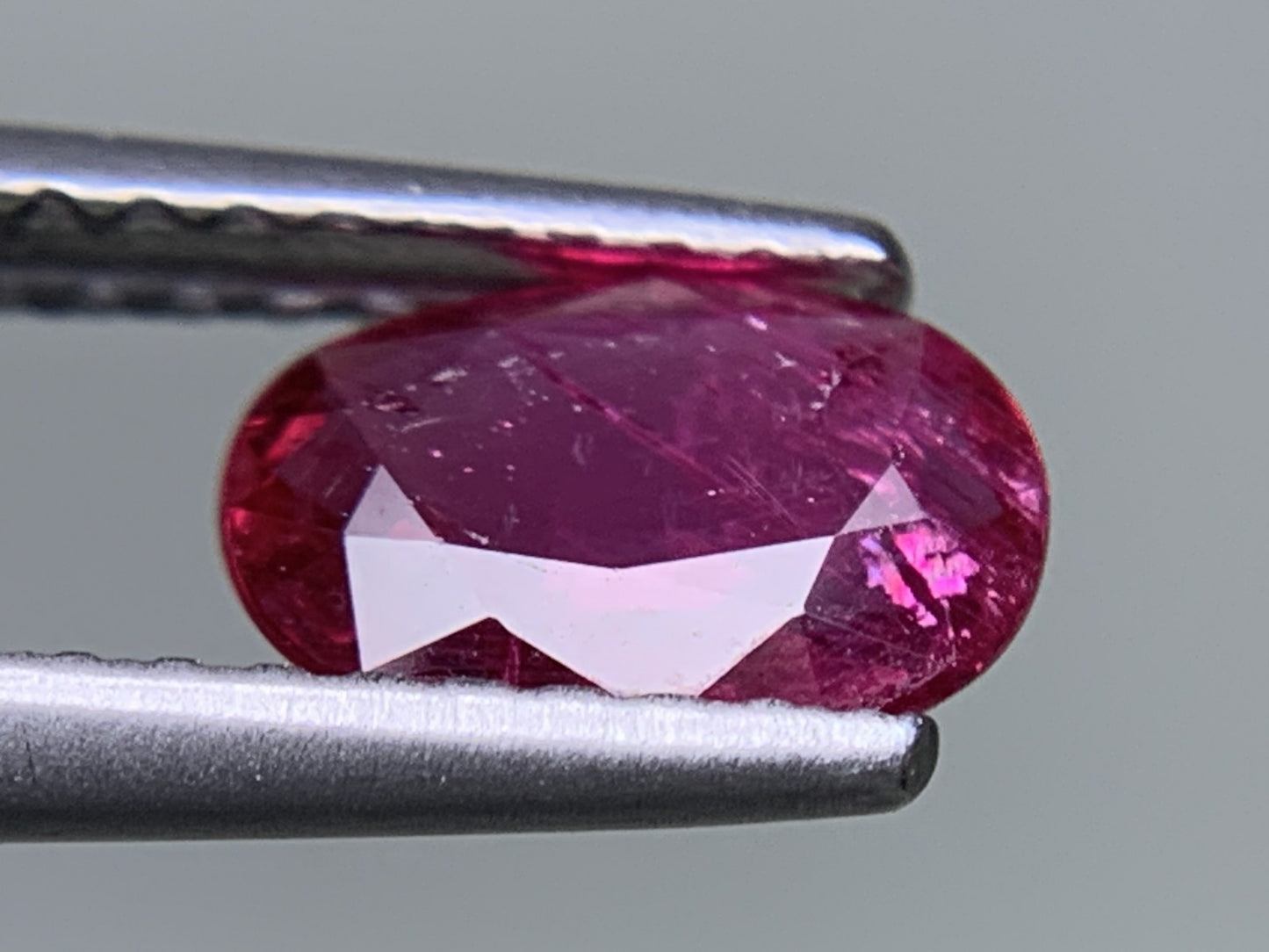 ルビー 天然 0.865ct 宝石ソーティング付き 7.3㎜×5.1㎜×2.2㎜ ルース（ 裸石 ） 7992Y