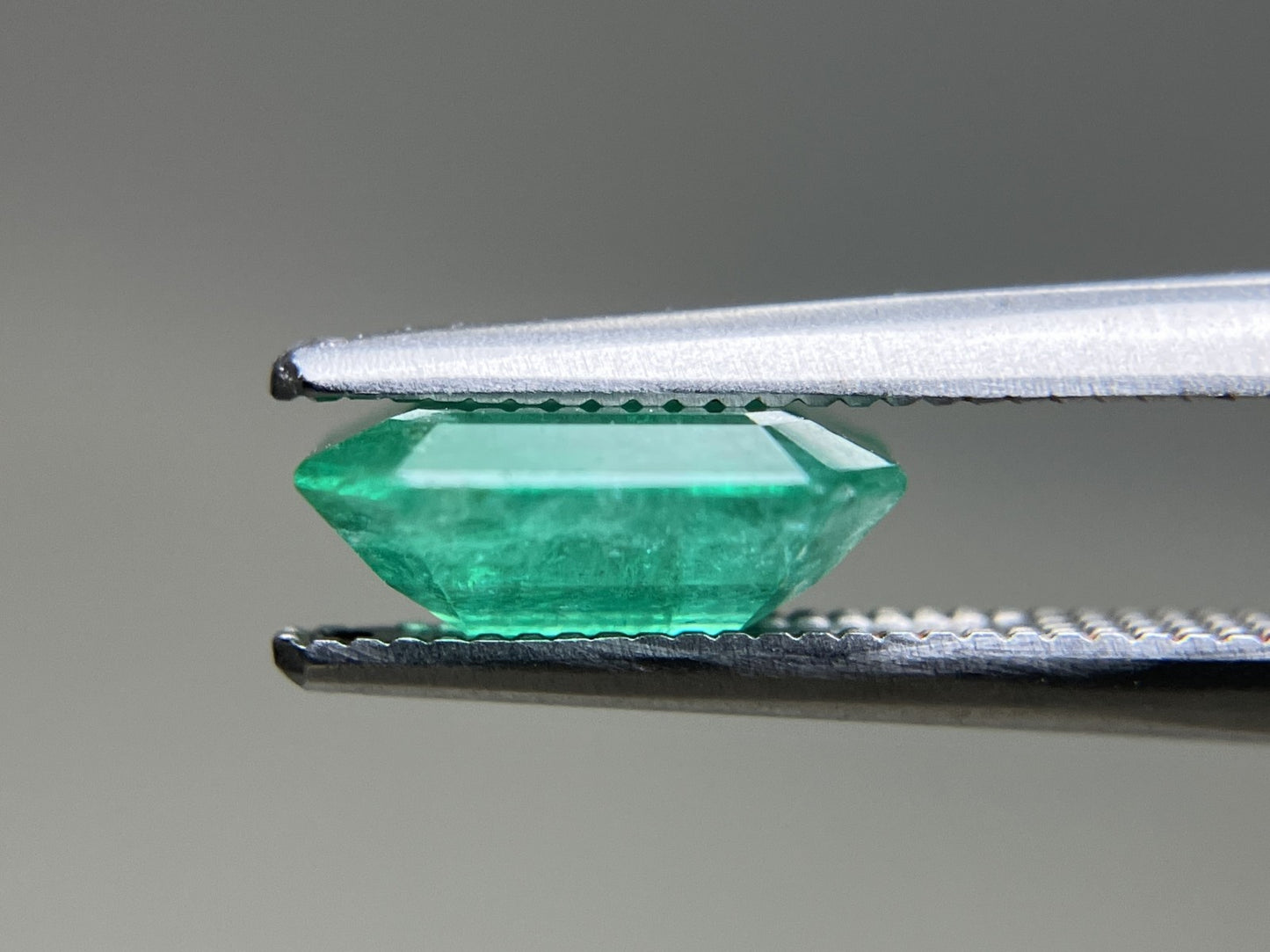 エメラルド 天然  1.710ct  中央宝石ソーティング付き  8.76㎜×7.60㎜×3.61㎜  ルース（ 裸石 ） 6015YY