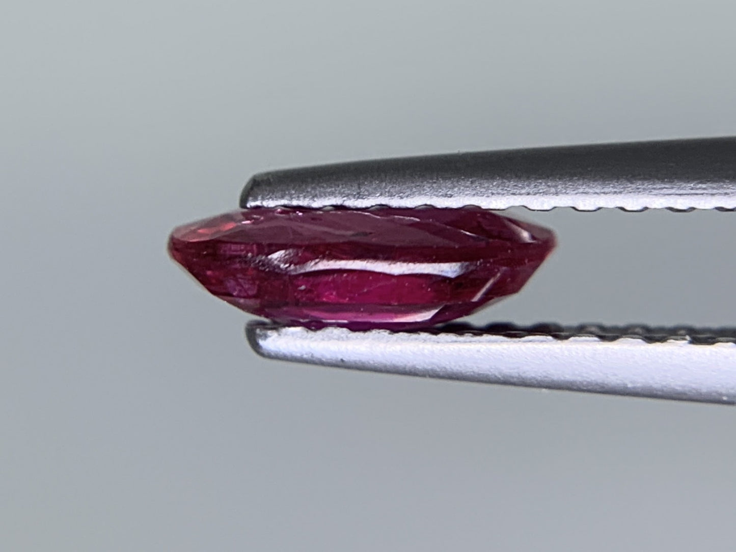 ルビー 天然 0.865ct 宝石ソーティング付き 7.3㎜×5.1㎜×2.2㎜ ルース（ 裸石 ） 7992Y