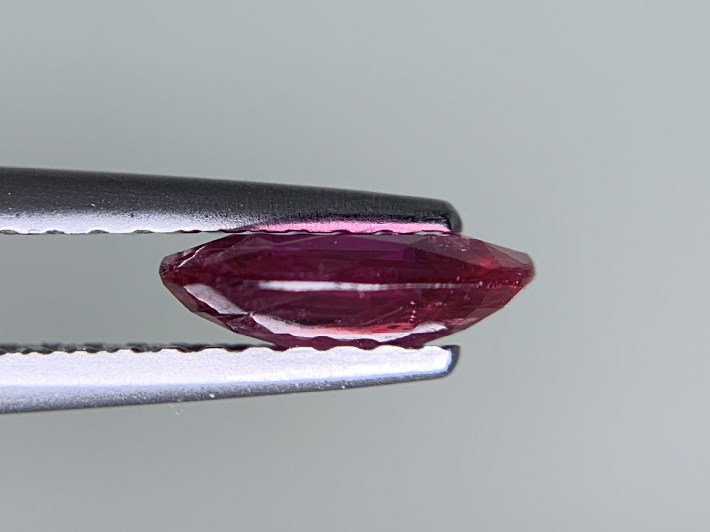 ルビー 天然 0.865ct 宝石ソーティング付き 7.3㎜×5.1㎜×2.2㎜ ルース（ 裸石 ） 7992Y