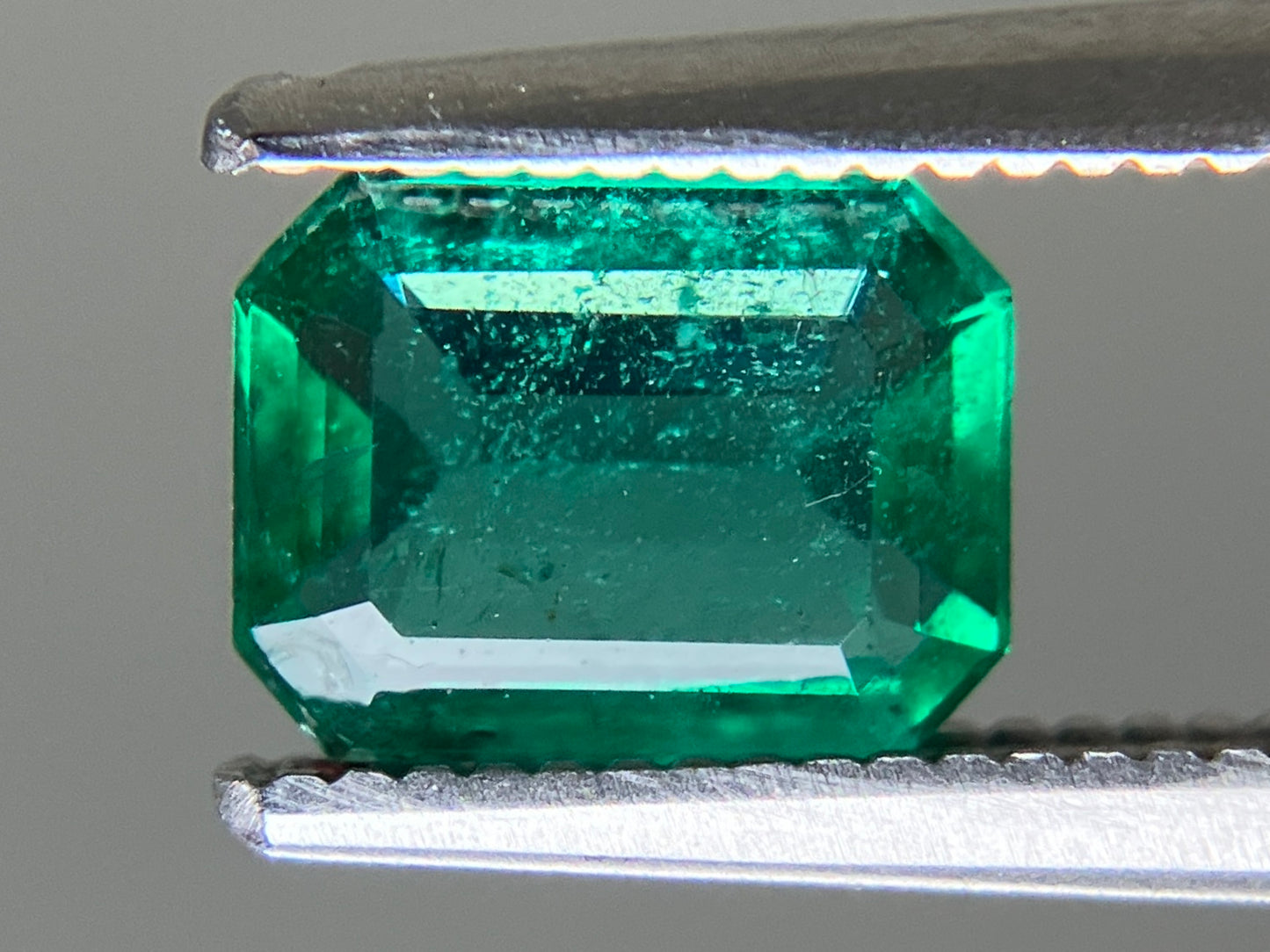 エメラルド 天然  0.827ct  中央宝石ソーティング付き  7.18㎜×5.52㎜×2.72㎜  ルース（ 裸石 ） 6004YY