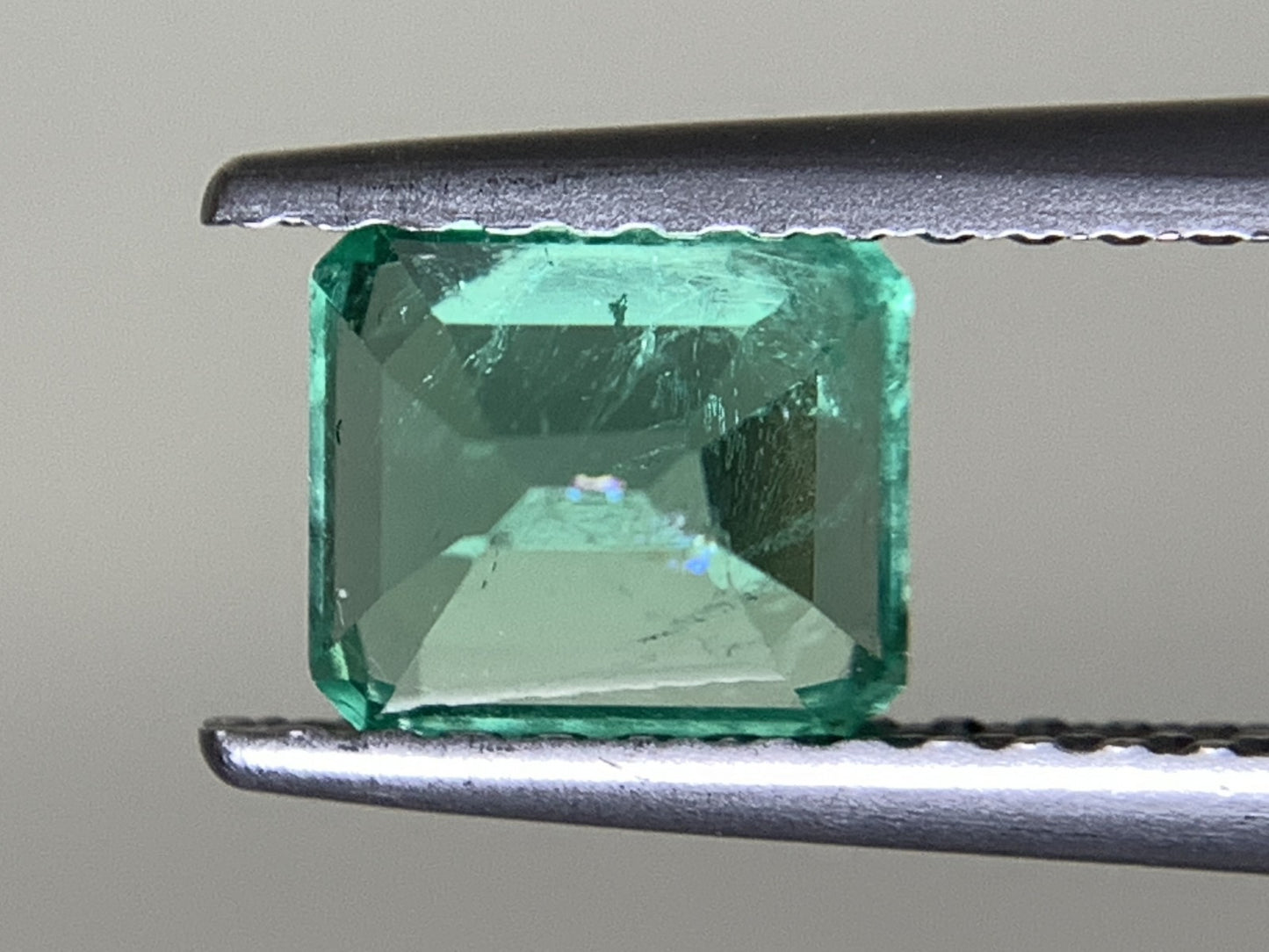 エメラルド 0.849ct  中央宝石ソーティング付き  5.91㎜×5.24㎜×4.01㎜  天然 ルース（ 裸石 ） 4684Y