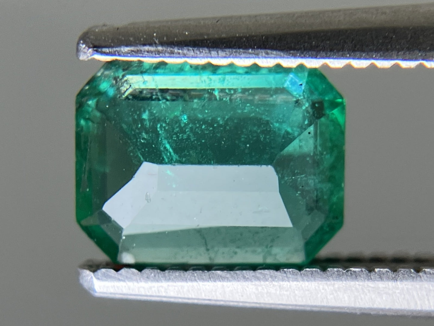エメラルド 天然  0.827ct  中央宝石ソーティング付き  7.18㎜×5.52㎜×2.72㎜  ルース（ 裸石 ） 6004YY