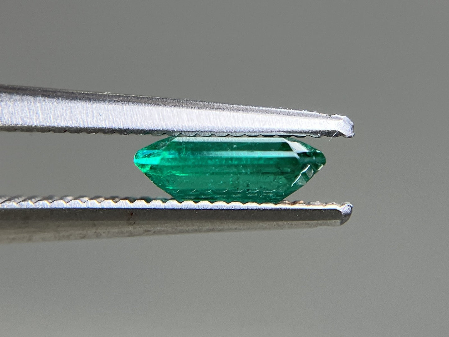 エメラルド 天然  0.827ct  中央宝石ソーティング付き  7.18㎜×5.52㎜×2.72㎜  ルース（ 裸石 ） 6004YY