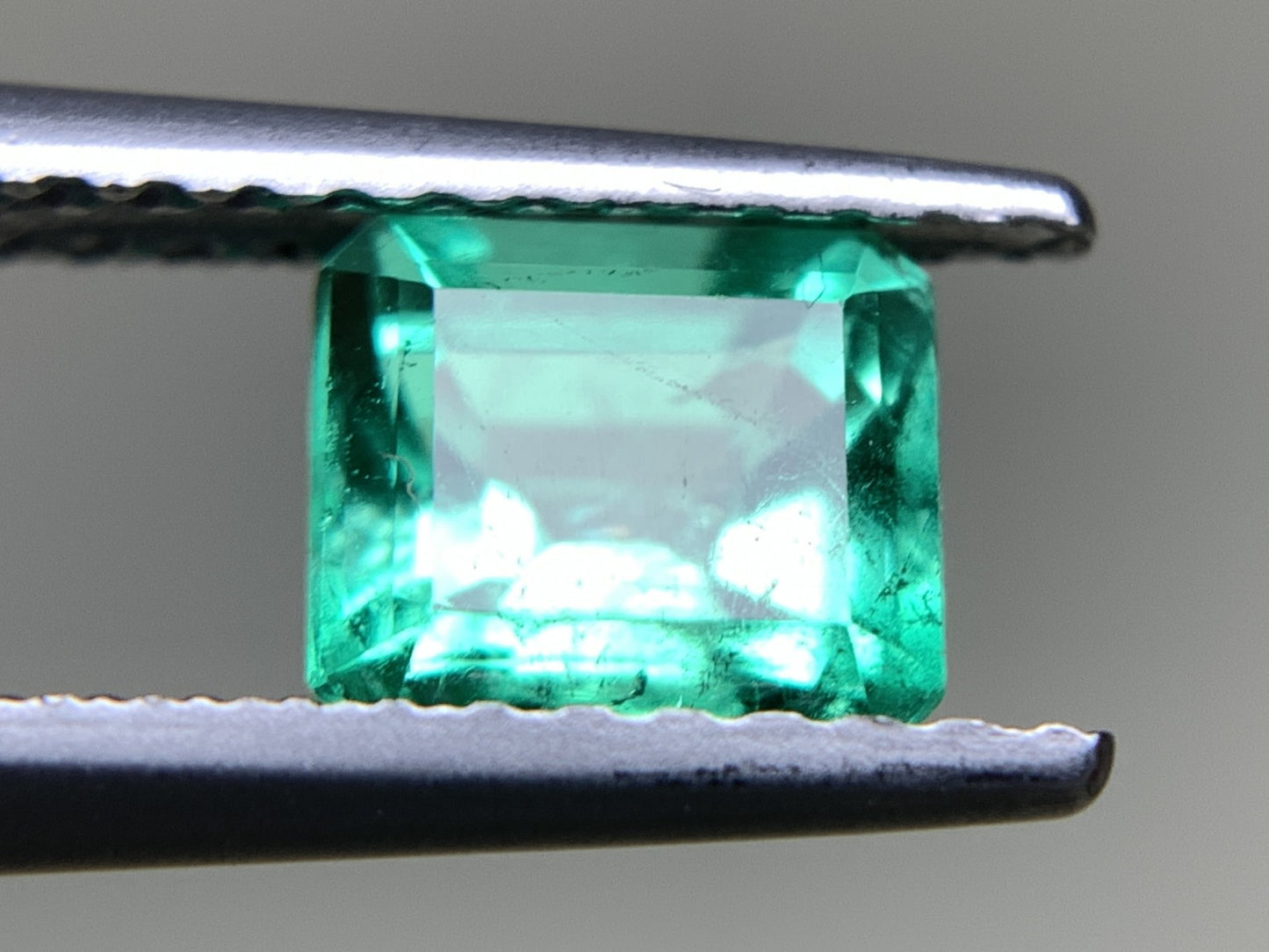 エメラルド 0.849ct  中央宝石ソーティング付き  5.91㎜×5.24㎜×4.01㎜  天然 ルース（ 裸石 ） 4684Y