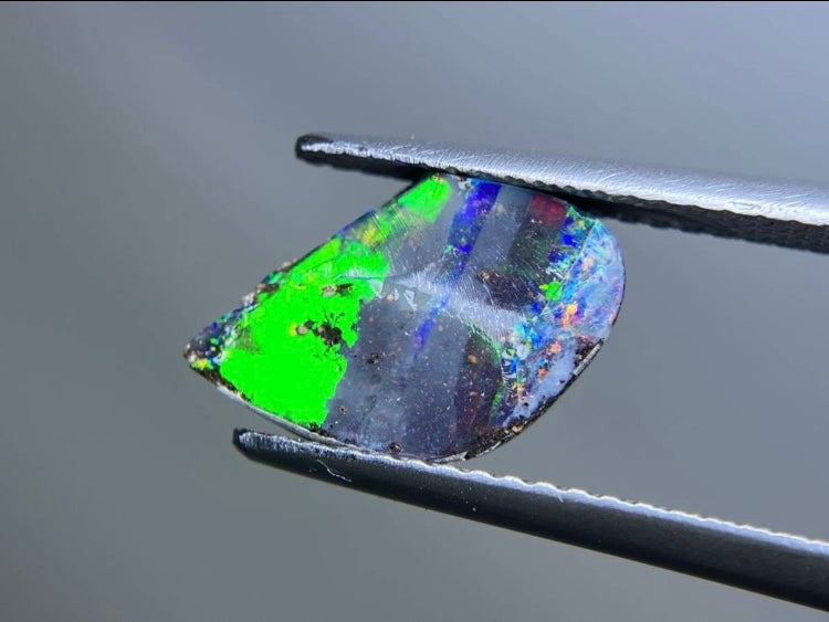 ボルダーオパール 1.773ct 宝石ソーティング付き 　縦11.7㎜×横7.8㎜×高さ2.6㎜ 1462S