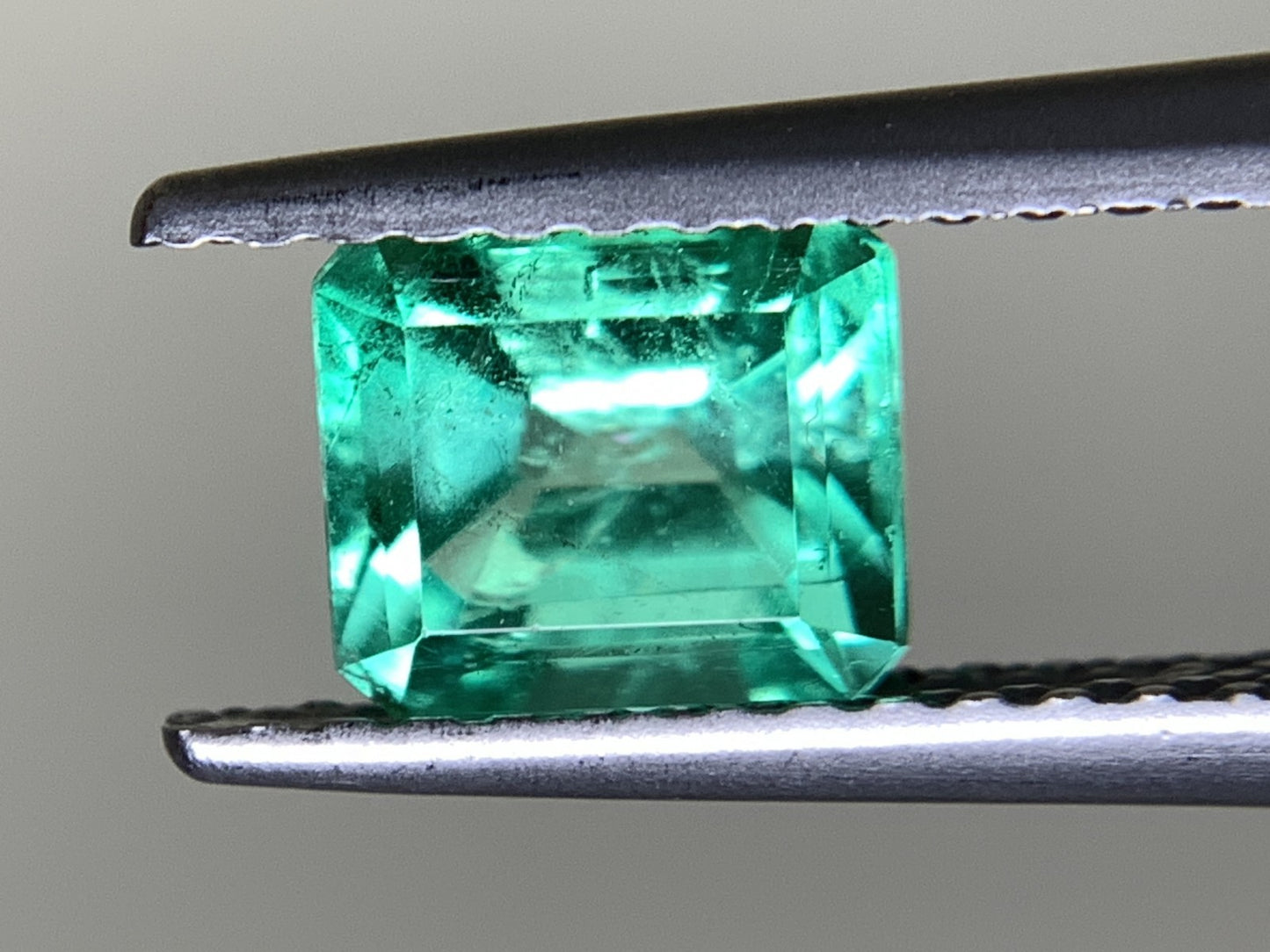 エメラルド 0.849ct  中央宝石ソーティング付き  5.91㎜×5.24㎜×4.01㎜  天然 ルース（ 裸石 ） 4684Y
