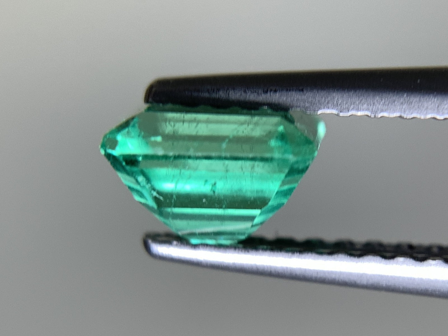 エメラルド 0.849ct  中央宝石ソーティング付き  5.91㎜×5.24㎜×4.01㎜  天然 ルース（ 裸石 ） 4684Y