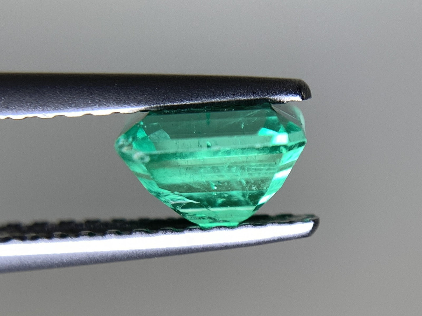 エメラルド 0.849ct  中央宝石ソーティング付き  5.91㎜×5.24㎜×4.01㎜  天然 ルース（ 裸石 ） 4684Y