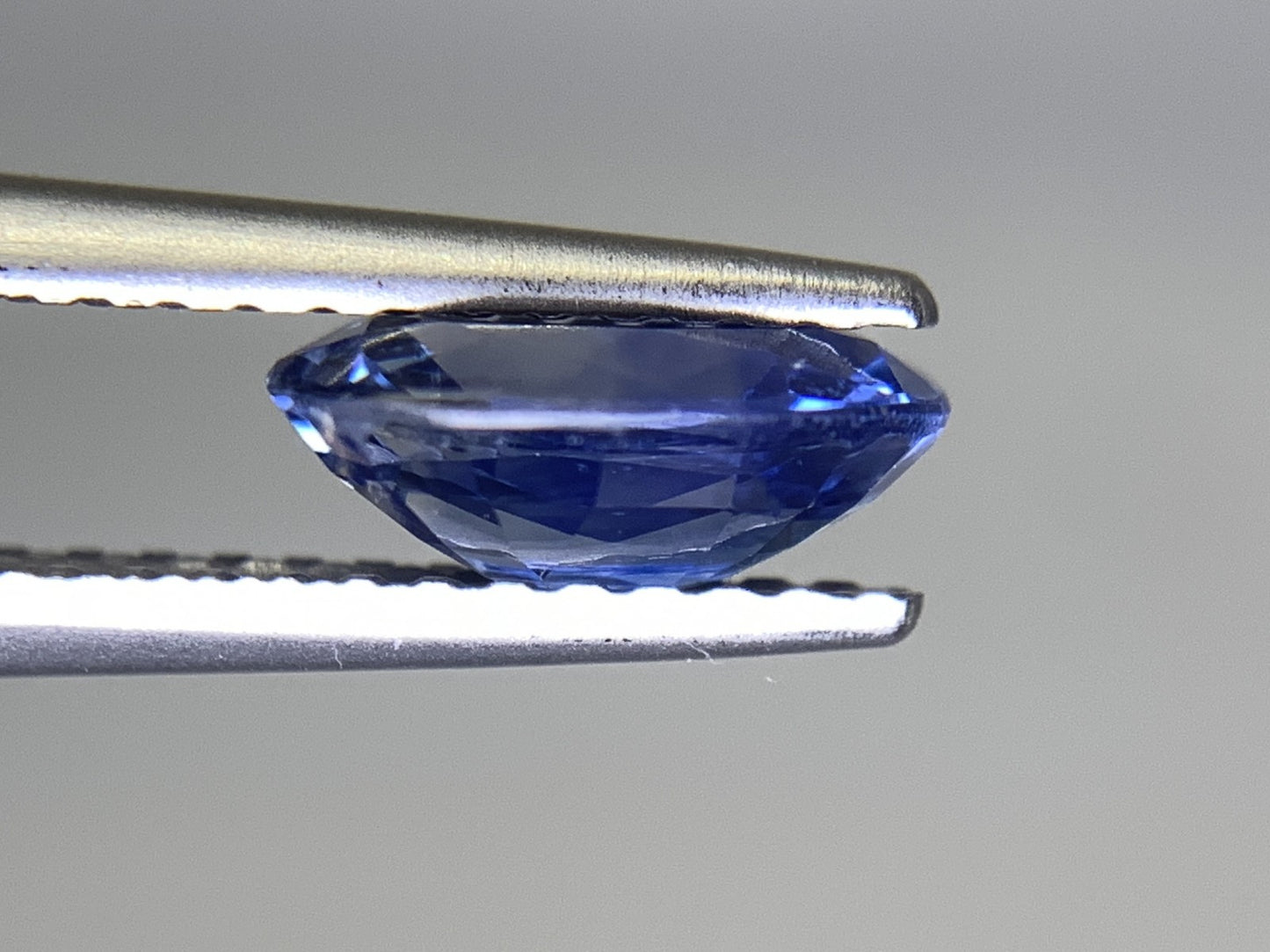 サファイア 1.390ct 宝石ソーティング付き  7.9㎜×5.8㎜×3.2㎜ ルース（ 裸石 ） 2201Y