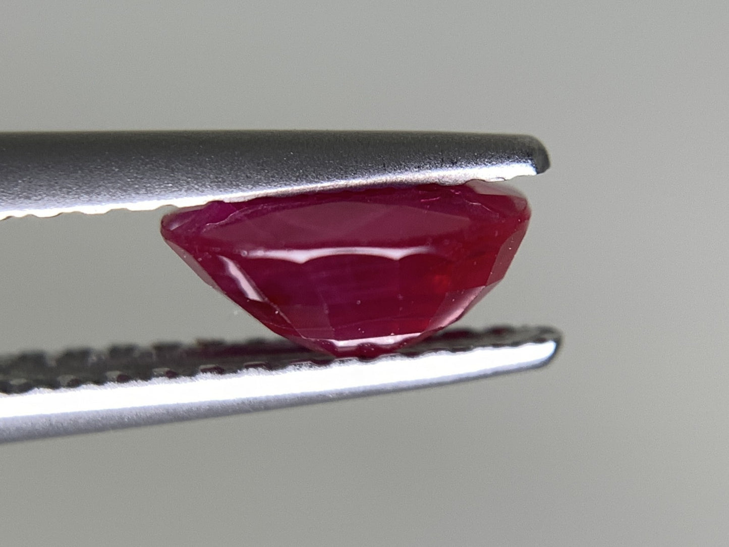 ルビー 天然 1.057ct 宝石ソーティング付き  6.7㎜×5.2㎜×3.3㎜  ルース（ 裸石 ） 5761Y