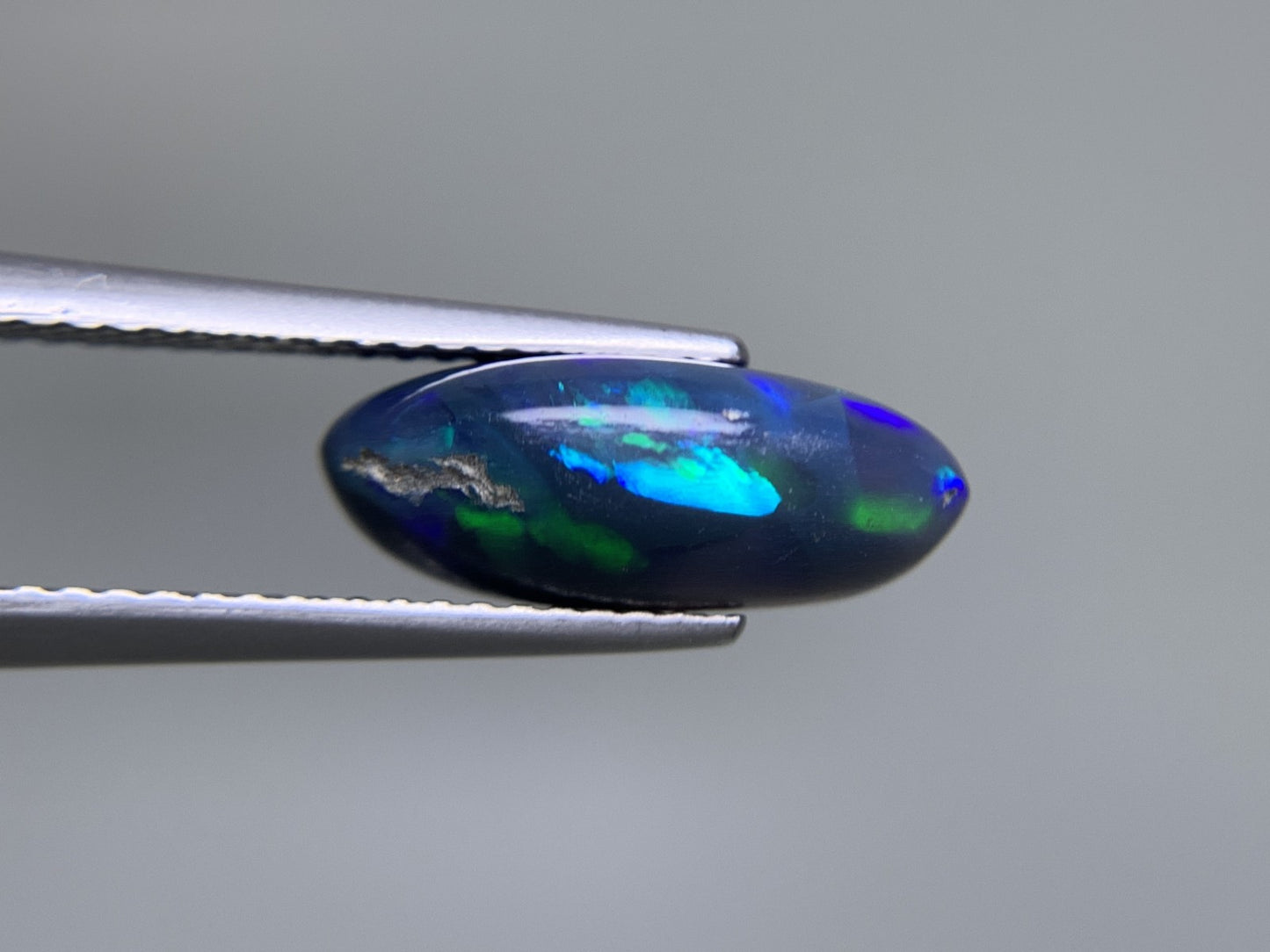 ブラックオパール 天然 3.686ct 宝石ソーティング付き 14.0㎜×8.7㎜×5.2㎜ ルース（ 裸石 ） 8199Y