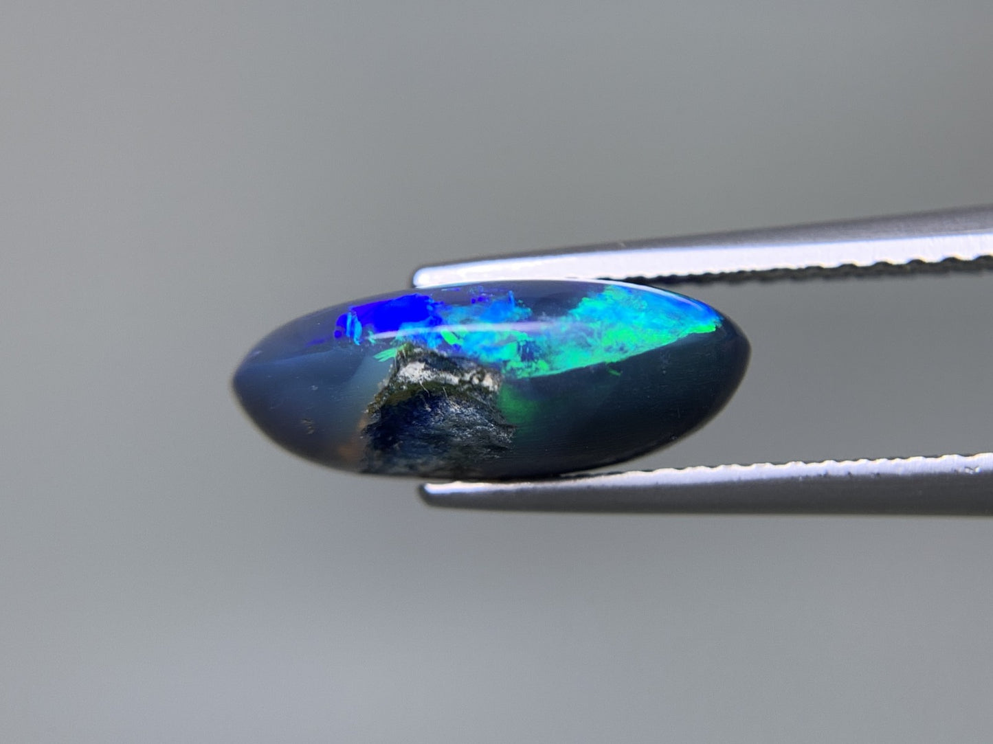 ブラックオパール 天然 3.686ct 宝石ソーティング付き 14.0㎜×8.7㎜×5.2㎜ ルース（ 裸石 ） 8199Y