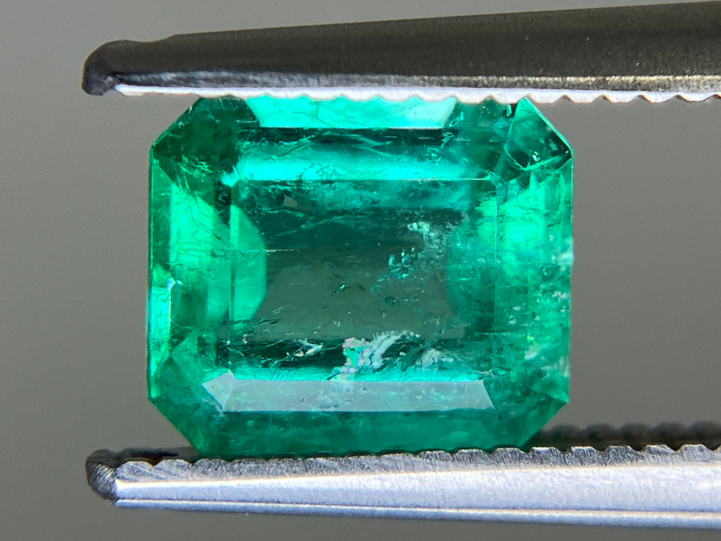 エメラルド 天然  1.232ct  中央宝石ソーティング付き  7.04㎜×6.08㎜×3.89㎜  ルース（ 裸石 ） 6106YY
