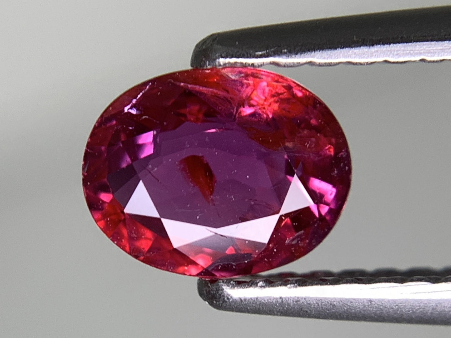 ルビー 天然 0.903ct 中央宝石ソーティング付き 6.68㎜×5.27㎜×2.88㎜ ルース（ 裸石 ） 7370Y
