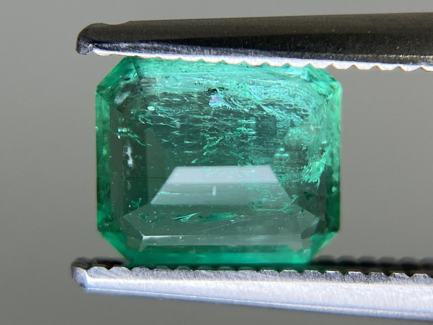エメラルド 天然  1.232ct  中央宝石ソーティング付き  7.04㎜×6.08㎜×3.89㎜  ルース（ 裸石 ） 6106YY