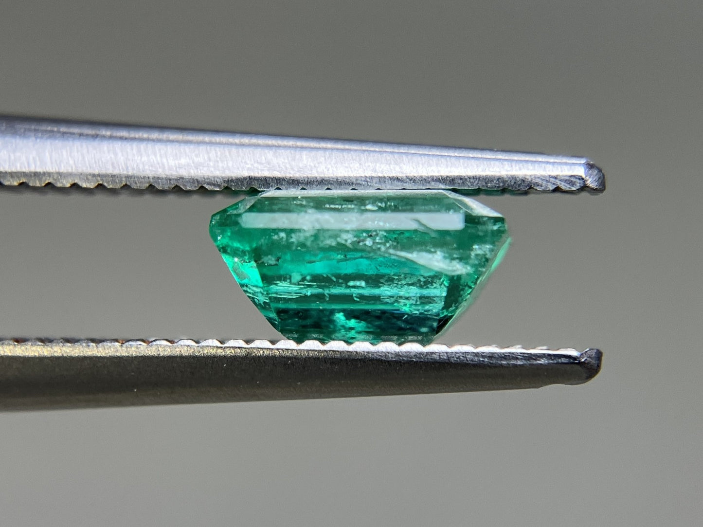 エメラルド 天然  1.232ct  中央宝石ソーティング付き  7.04㎜×6.08㎜×3.89㎜  ルース（ 裸石 ） 6106YY