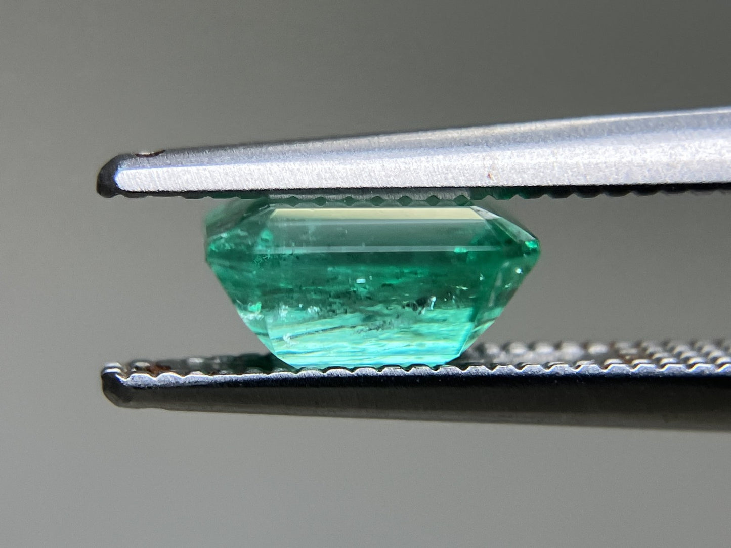 エメラルド 天然  1.232ct  中央宝石ソーティング付き  7.04㎜×6.08㎜×3.89㎜  ルース（ 裸石 ） 6106YY