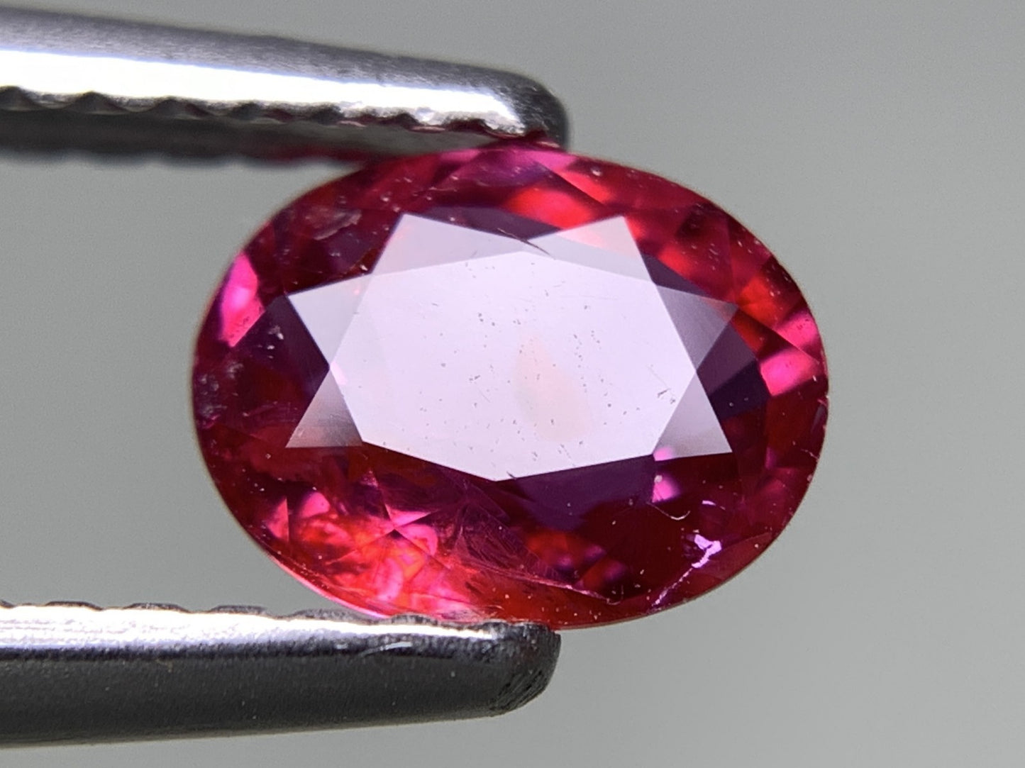 ルビー 天然 0.903ct 中央宝石ソーティング付き 6.68㎜×5.27㎜×2.88㎜ ルース（ 裸石 ） 7370Y