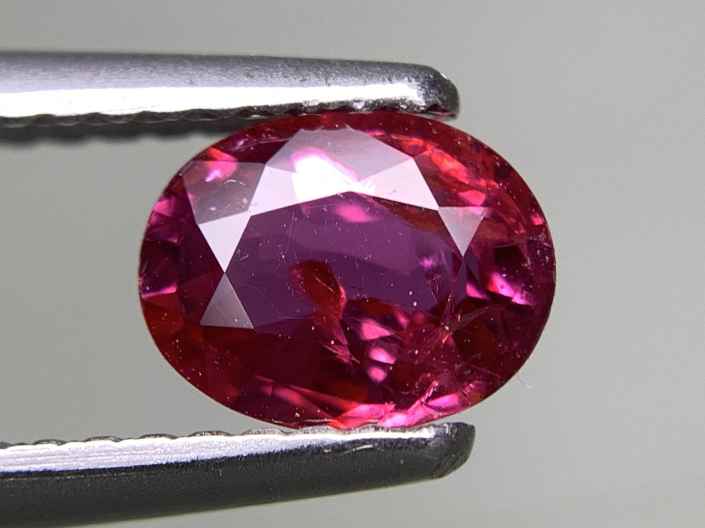 ルビー 天然 0.903ct 中央宝石ソーティング付き 6.68㎜×5.27㎜×2.88㎜ ルース（ 裸石 ） 7370Y