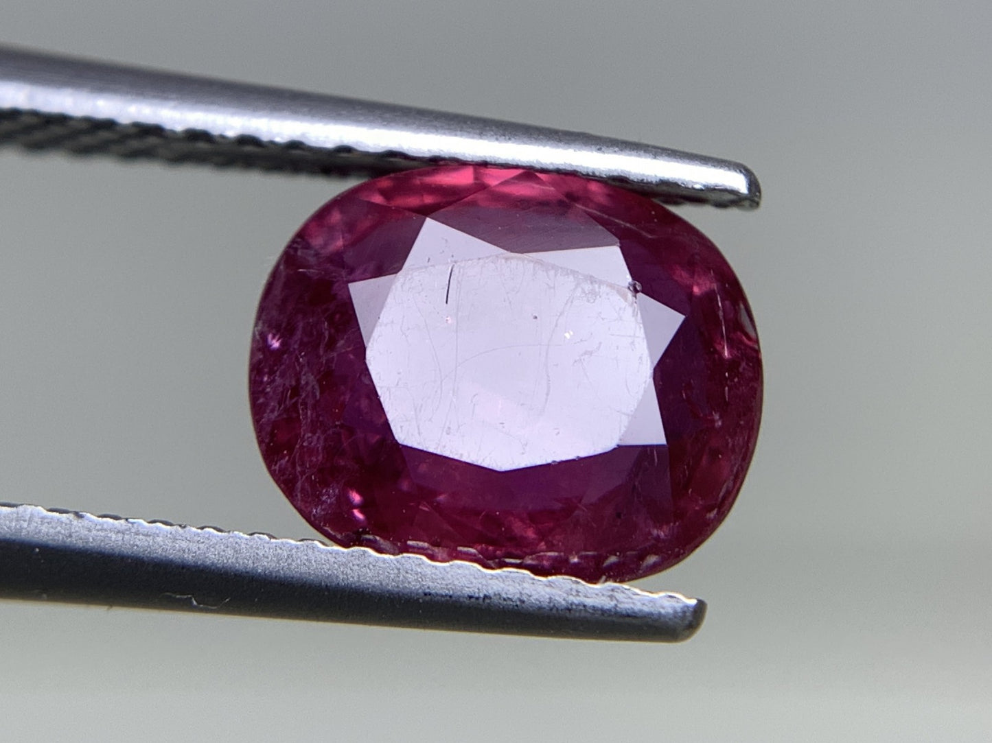 ルビー 天然 2.304ct 中央宝石ソーティング付き 8.77㎜×7.35㎜×3.59㎜ ルース（ 裸石 ） 5816Y