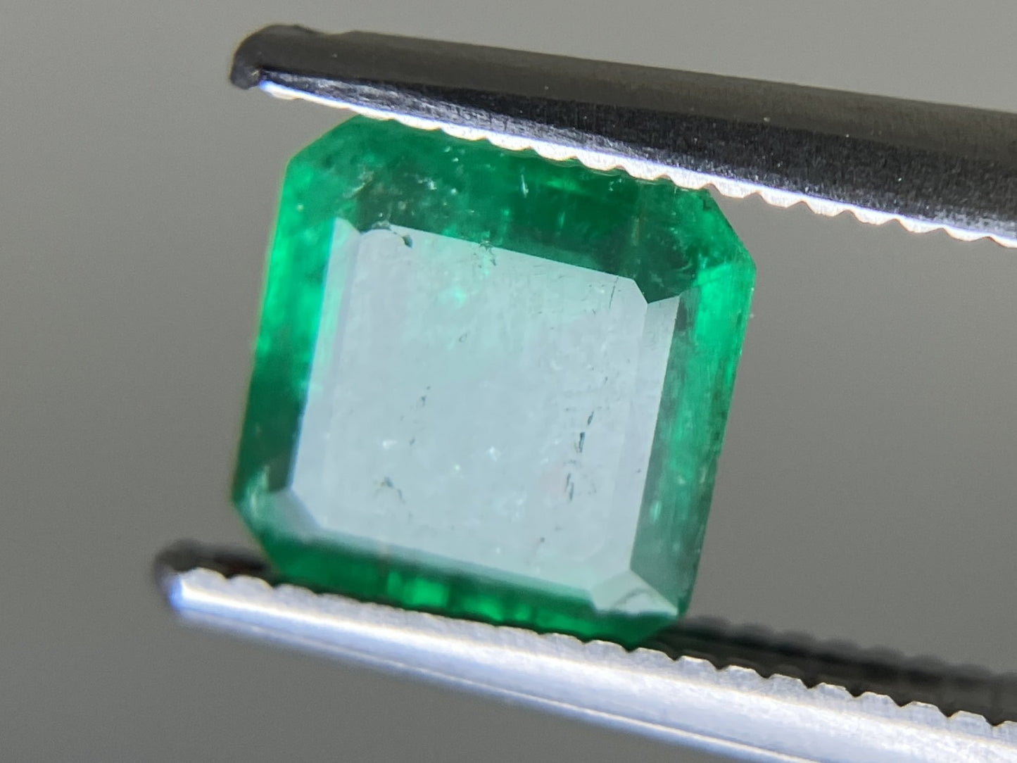 エメラルド 天然 0.976ct 中央宝石ソーティング付き 6.47㎜×6.43㎜×2.66㎜ ルース（ 裸石 ） 6127YY