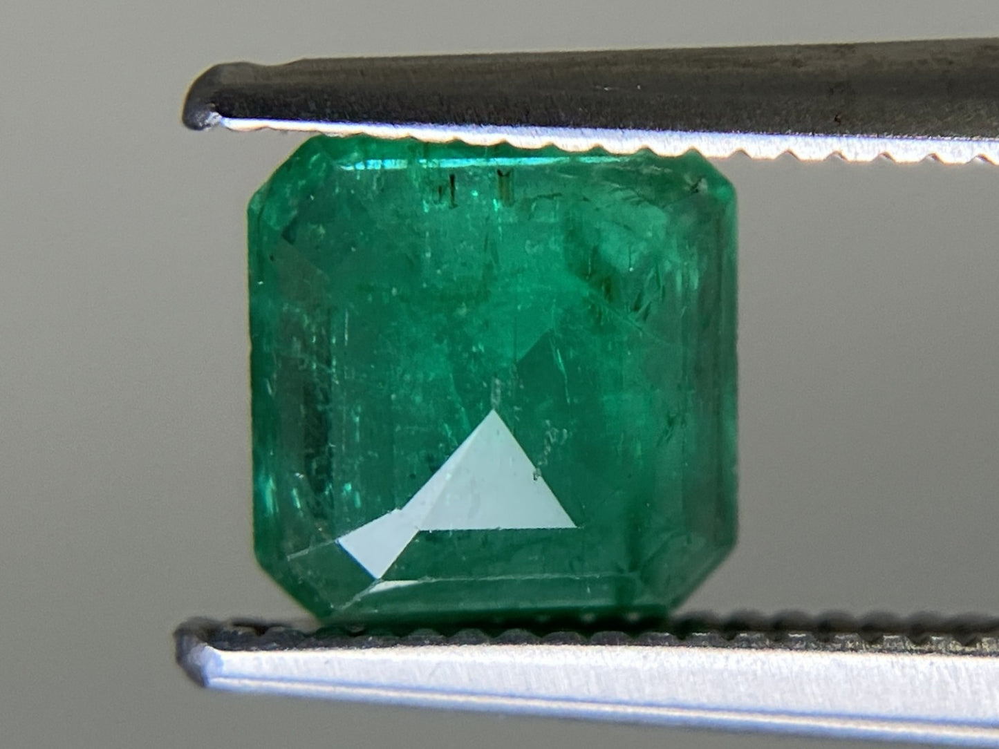 エメラルド 天然 0.976ct 中央宝石ソーティング付き 6.47㎜×6.43㎜×2.66㎜ ルース（ 裸石 ） 6127YY