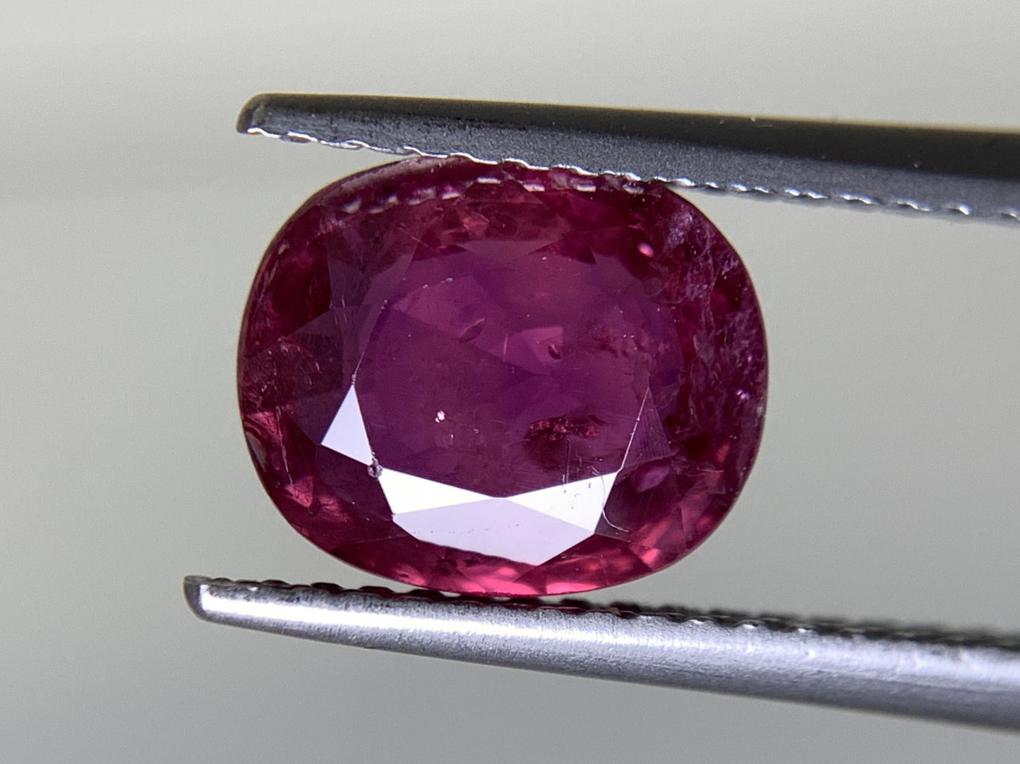 ルビー 天然 2.304ct 中央宝石ソーティング付き 8.77㎜×7.35㎜×3.59㎜ ルース（ 裸石 ） 5816Y