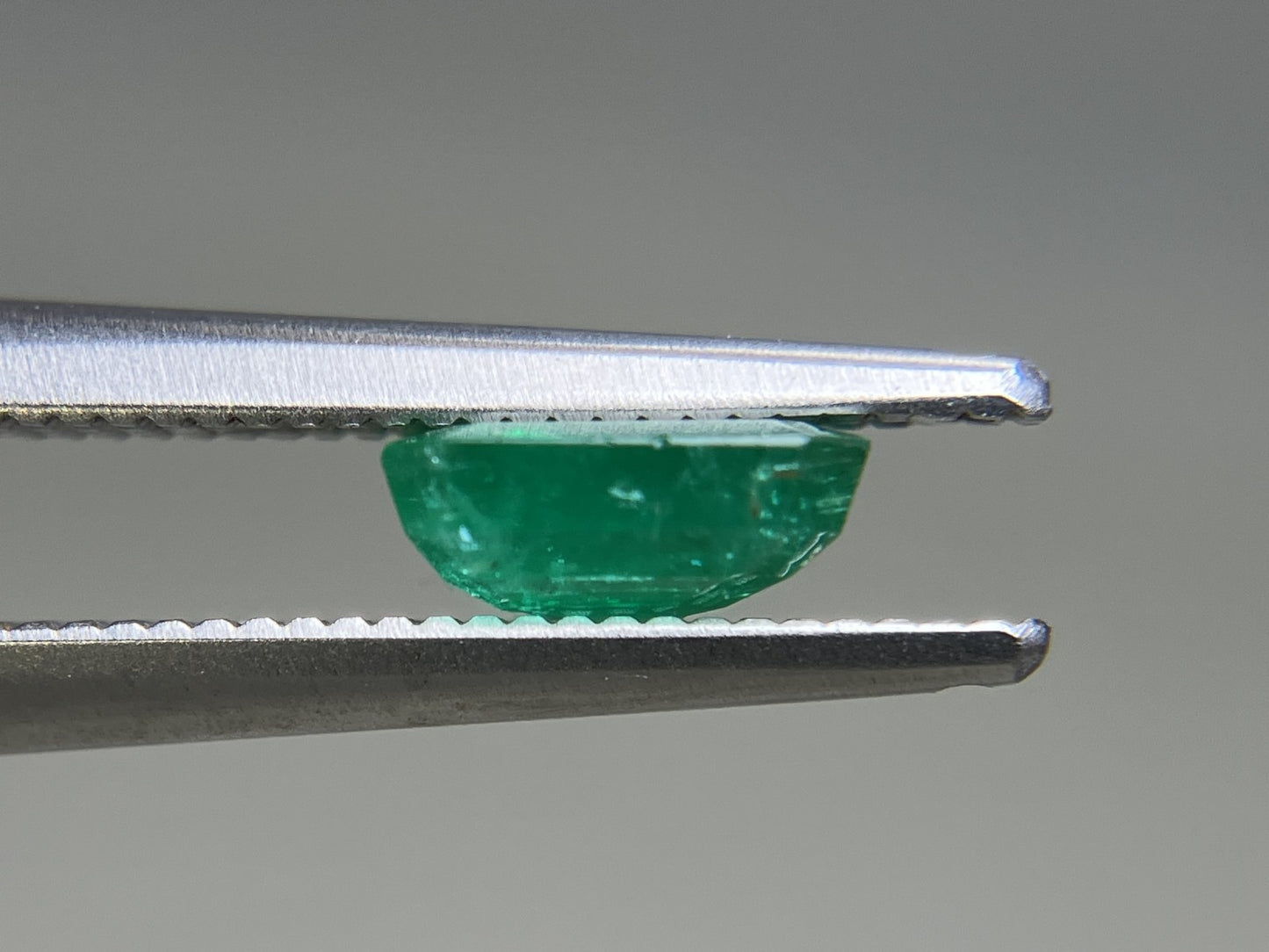 エメラルド 天然 0.976ct 中央宝石ソーティング付き 6.47㎜×6.43㎜×2.66㎜ ルース（ 裸石 ） 6127YY