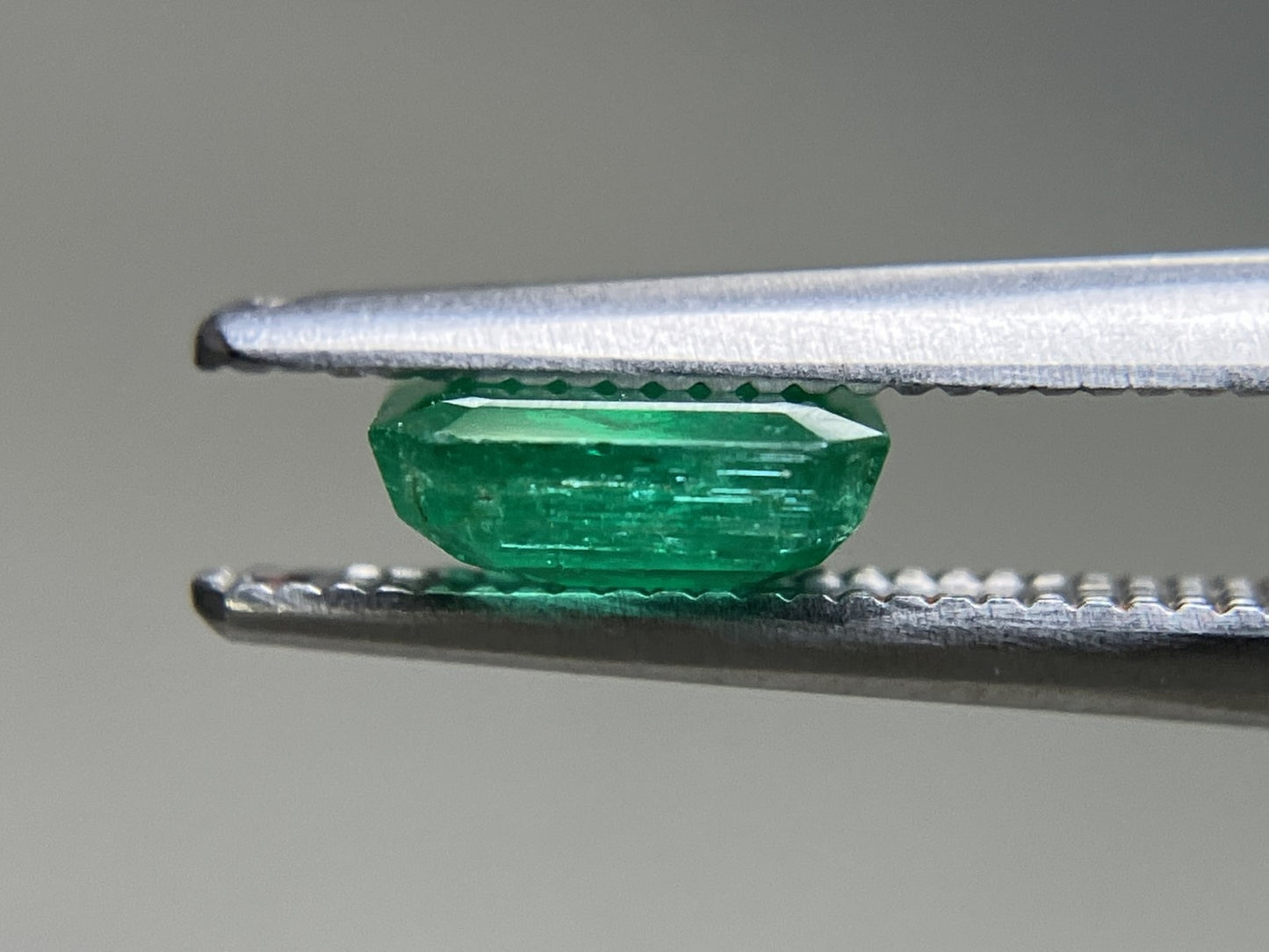 エメラルド 天然 0.976ct 中央宝石ソーティング付き 6.47㎜×6.43㎜×2.66㎜ ルース（ 裸石 ） 6127YY