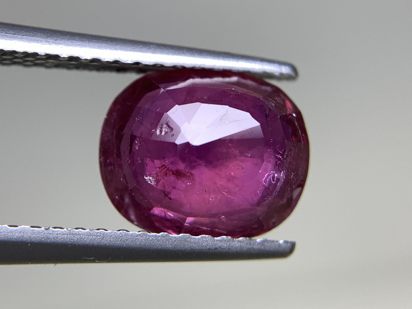 ルビー 天然 2.304ct 中央宝石ソーティング付き 8.77㎜×7.35㎜×3.59㎜ ルース（ 裸石 ） 5816Y