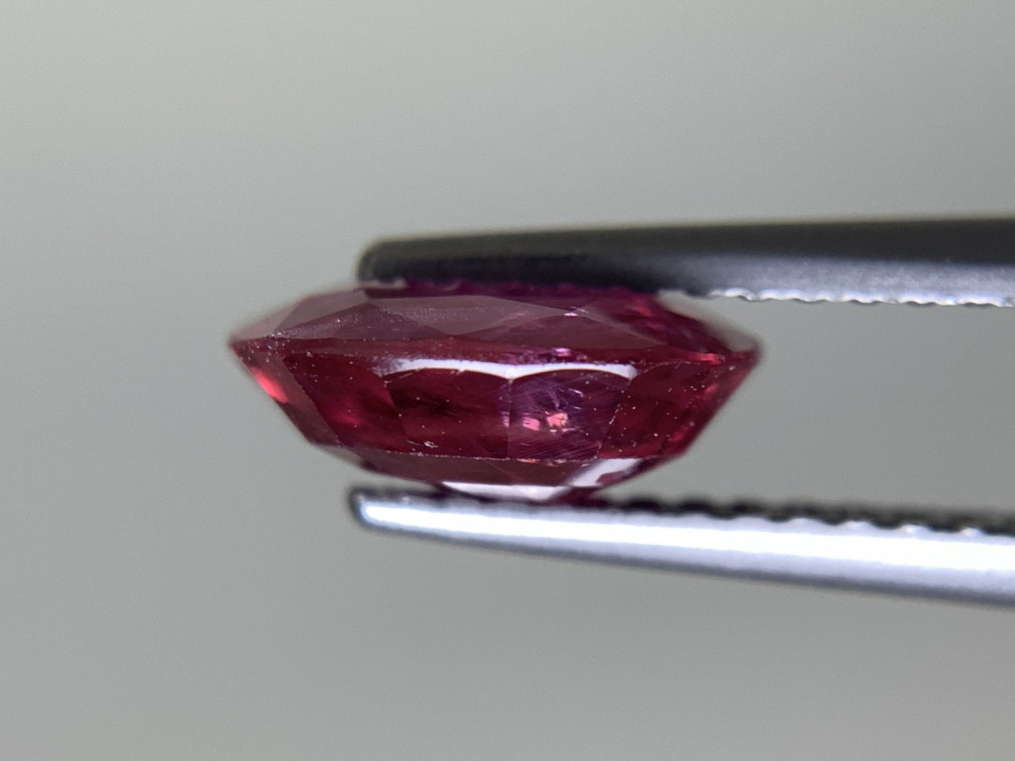 ルビー 天然 2.304ct 中央宝石ソーティング付き 8.77㎜×7.35㎜×3.59㎜ ルース（ 裸石 ） 5816Y