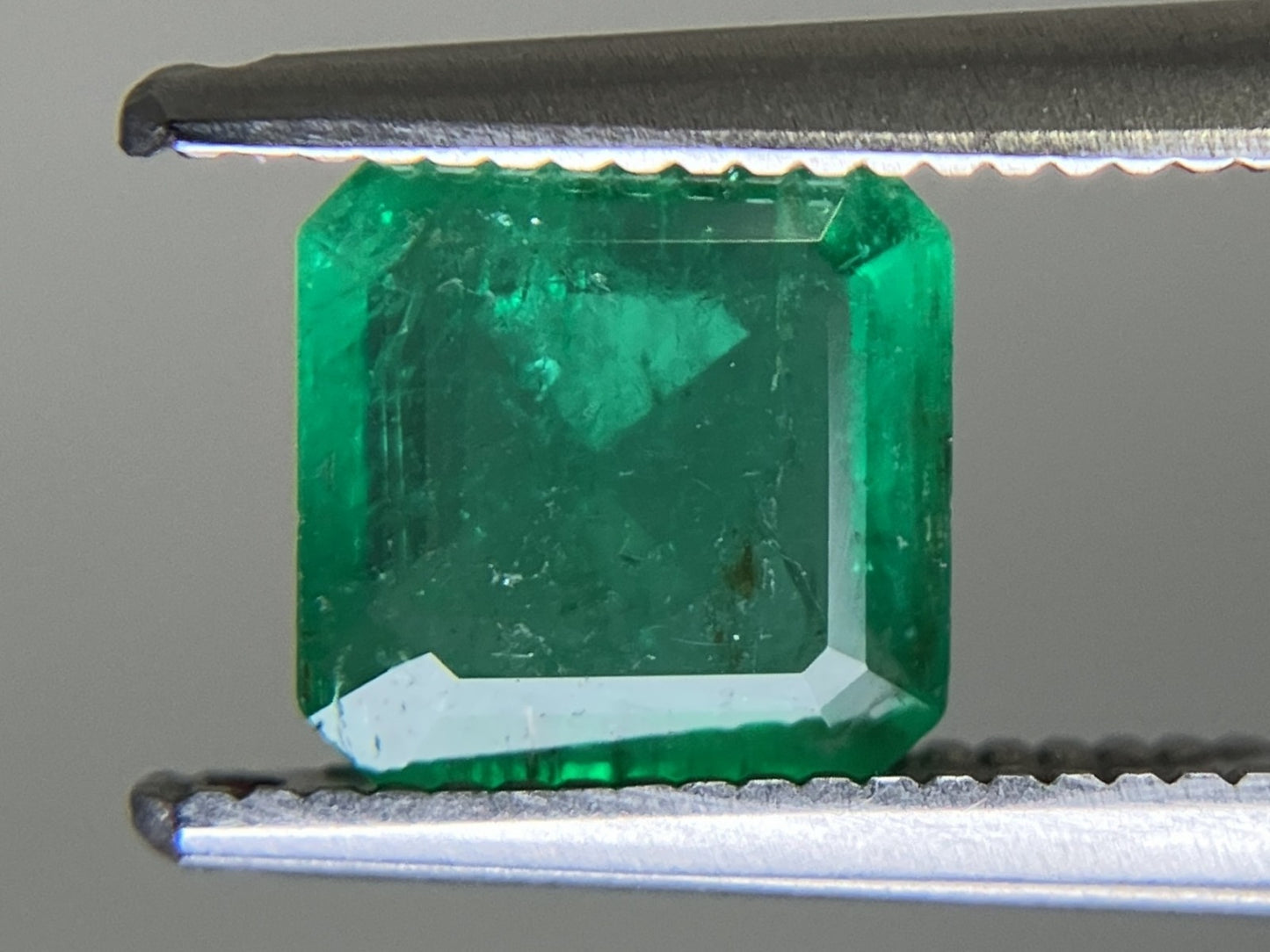 エメラルド 天然 0.976ct 中央宝石ソーティング付き 6.47㎜×6.43㎜×2.66㎜ ルース（ 裸石 ） 6127YY